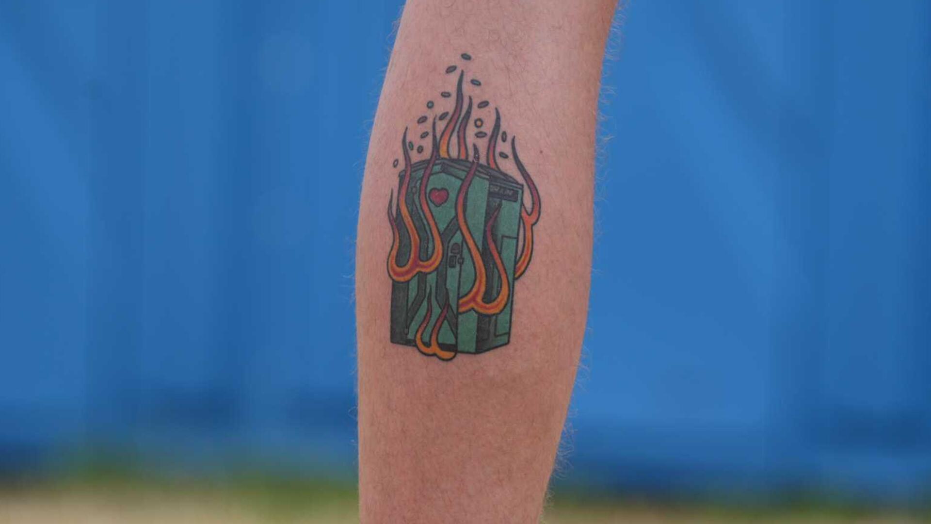 Ein brennendes Dixi-Klo. Wenn das kein passendes Tattoo für ein Festival ist...