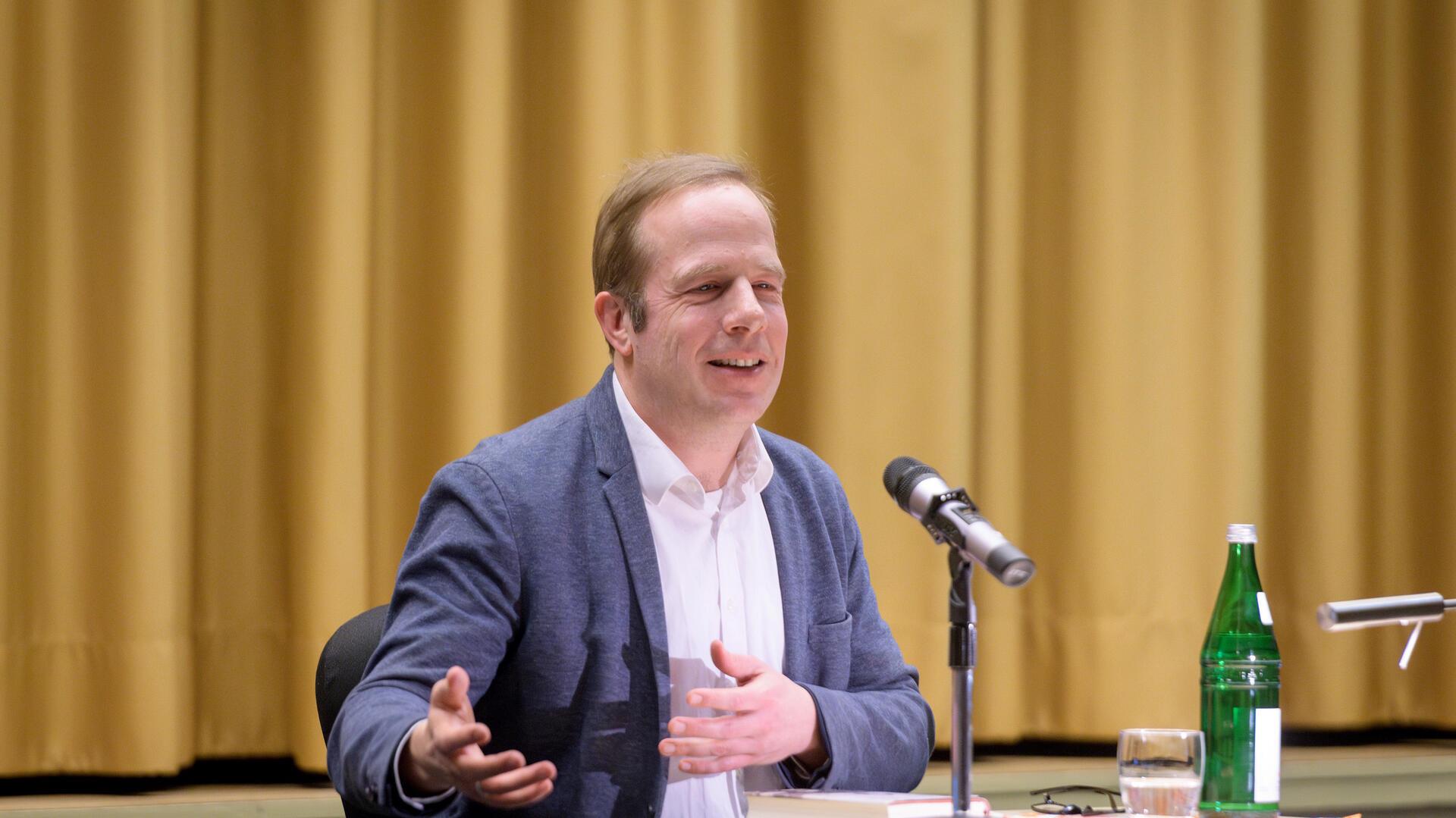 Ein brillanter Autor und freier Erzähler: Thomas Lehmkuhl setzte im Ella-Kappenberg-Saal der Volkshochschule den markanten Schlusspunkt der Literarischen Wochen Bremerhaven 2024. 