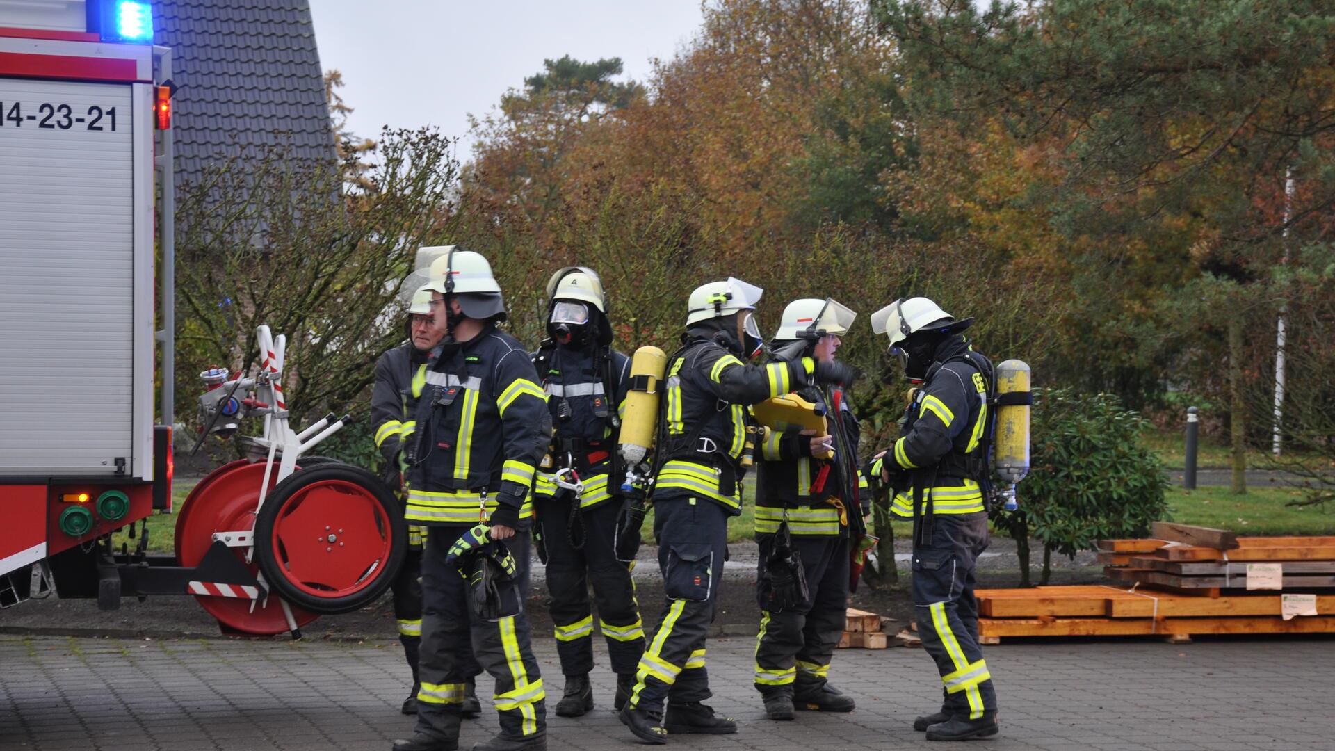 Ein erster Atemschutztrupp bereitet sich auf den schwierigen Einsatz am Hackschnitzel-Silo in Sandbostel vor.