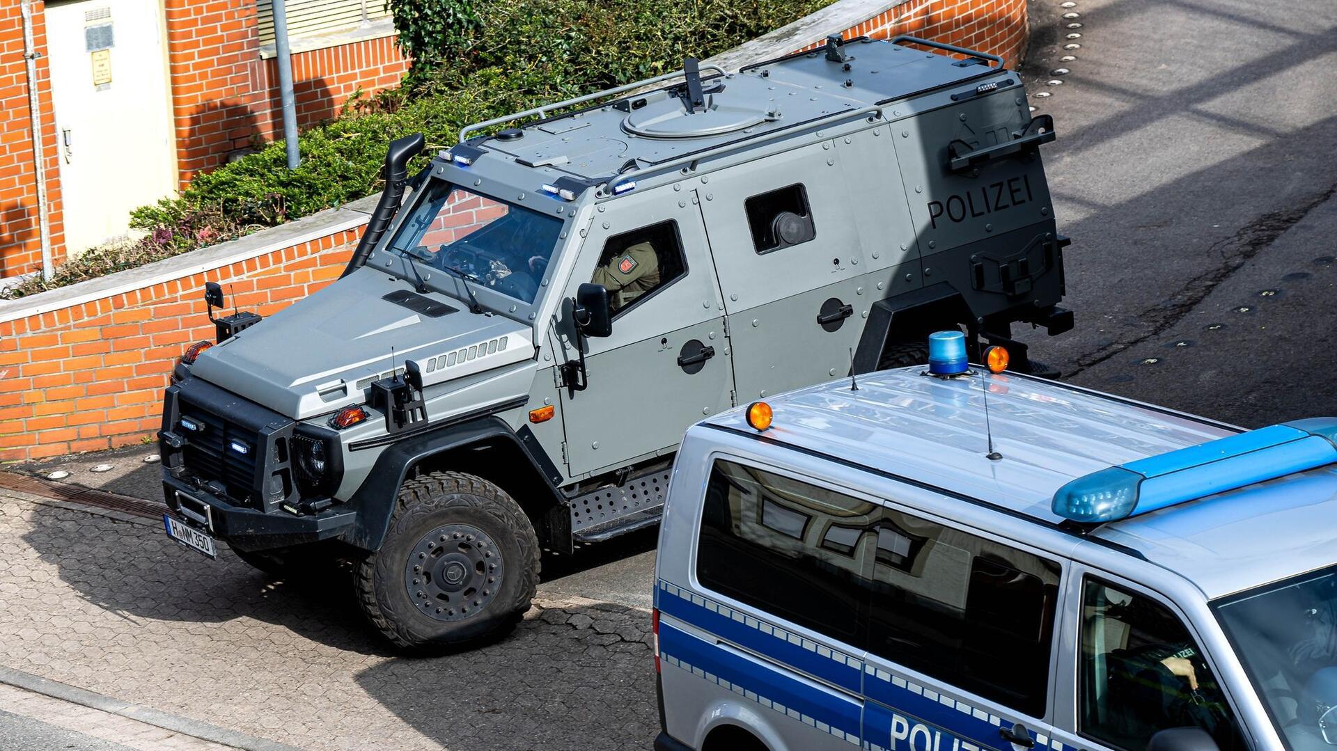 Ein gepanzertes Fahrzeug der Polizei verlässt den Hof des Amtsgerichts.