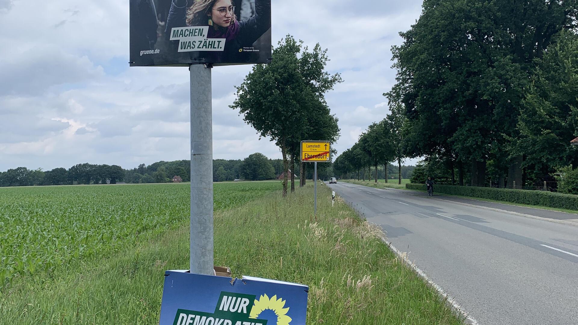 „Ein in der Ortschaft Ebersdorf durch Vandalismus zerstörtes Wahlplakat wurde umgehend adäquat ersetzt", teilen die Grünen mit.