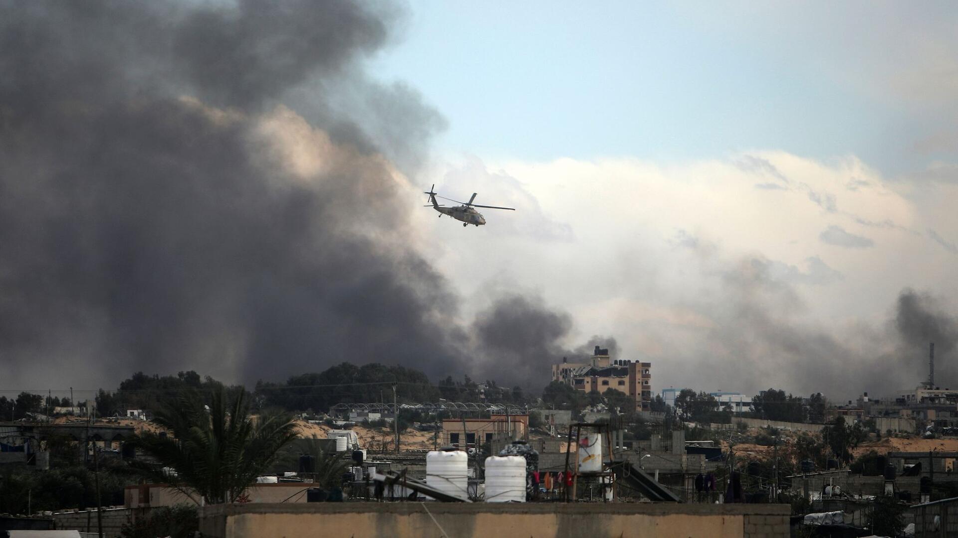 Ein israelischer Hubschrauber fliegt über Chan Junis. Bei einem Einsatz der israelischen Armee in der Stadt seien Dutzende Tatverdächtige festgenommen worden.