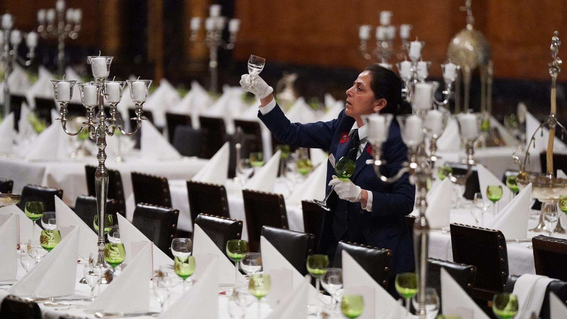 Ein letzter Check: Ratsdienerin Nadine Petermann überprüft die Gläser an den Tischen vor dem traditionellen Matthiae-Mahl des Hamburger Senats im Rathaus.