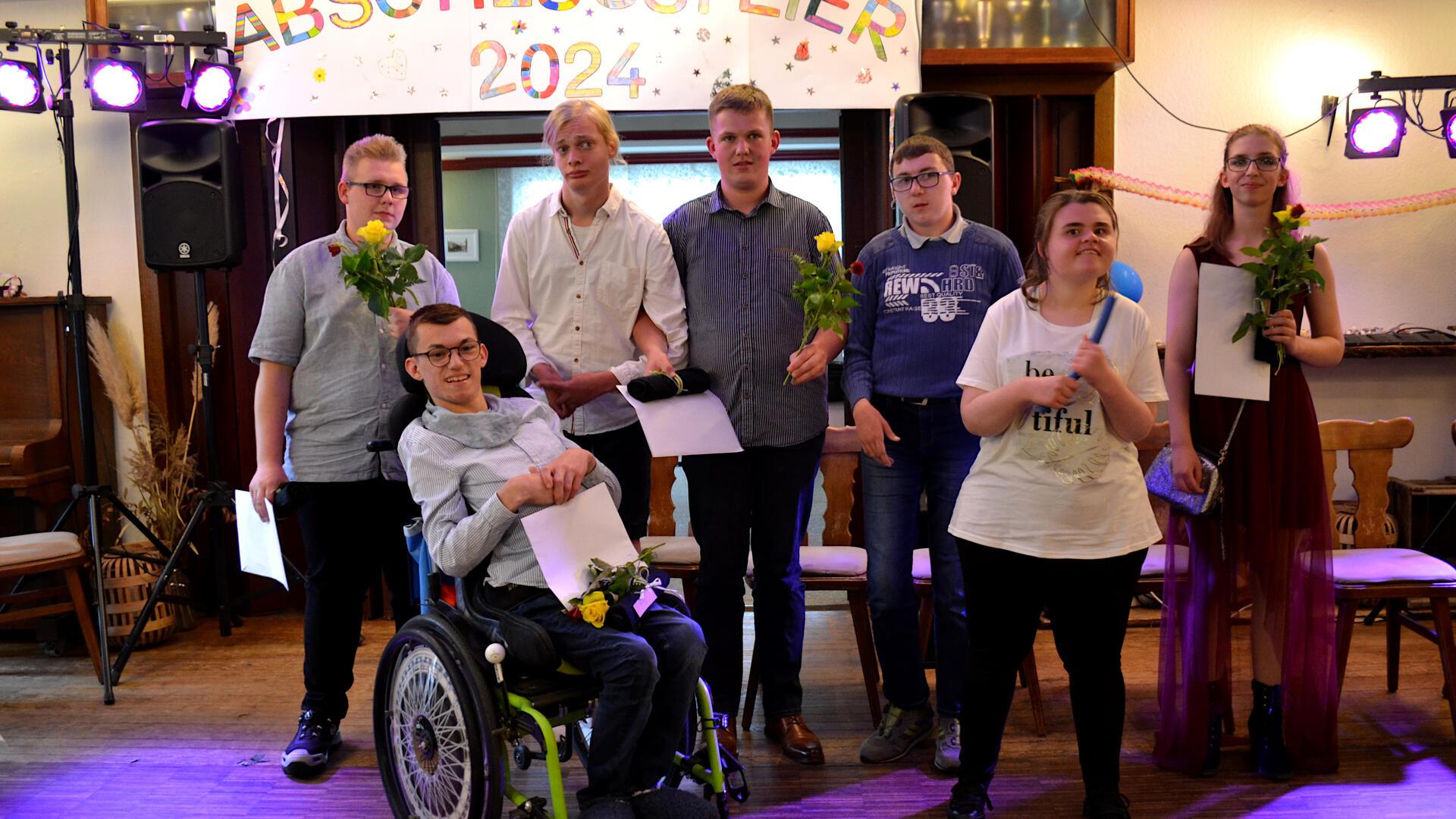 Ein neuer Lebensabschnitt beginnt: Doch zuvor stand die große Abschlussfeier für die stolzen Abgänger der Helga-Leinung-Schule (staatlich anerkannte Tagesbildungsstätte) auf dem Programm. Auf dem Foto sind sieben von insgesamt 12 Absolventen zu sehen.