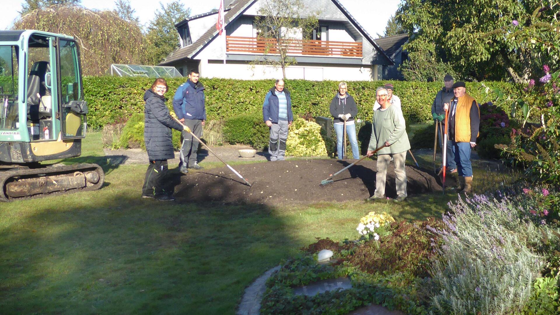 Ein neues Gräberfeld für Urnenbestattungen wurde in ehrenamtlicher Arbeit auf dem Uthleder Friedhof angelegt. Im Vordergrund das erste Rondell, das jetzt schon fast voll belegt ist.
