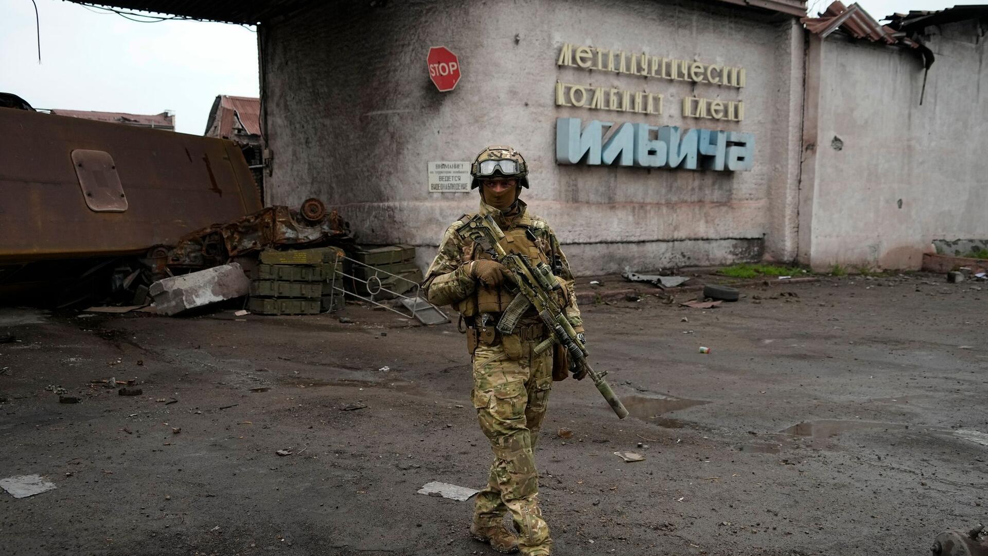 Ein russischer Soldat patrouilliert durch einen zerstörten Bereich des Iljitsch Eisen- und Stahlwerks Mariupol.