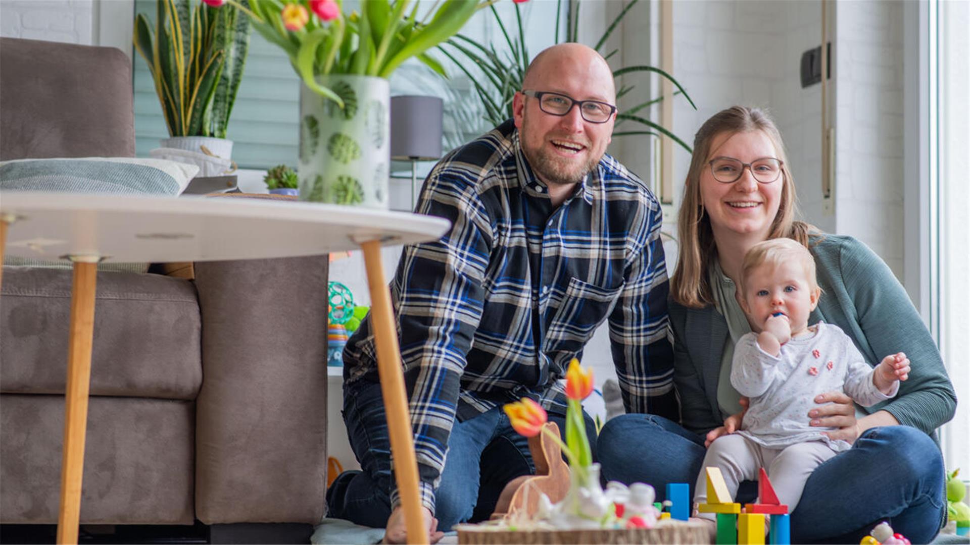 Ein schöneres Osterfest können sich Björn und Nora Lenkeit mit ihrer lütten Tilda kaum vorstellen. Denn Tilda ist das fröhliche, gesunde "Regenbogenkind" nach dem Tod ihres ersten Kindes, Trude. Wie die junge Familie aus Bremerhaven den Weg aus tiefem Dunkel zurück ins Licht fand, erzählt sie hier für die NORDSEE-ZEITUNG.