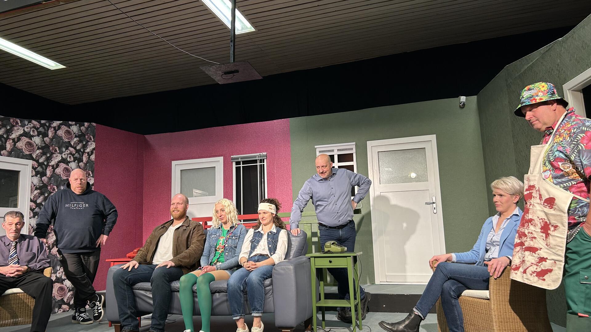 Ein sehr lustiges Stück führen die Theaterlüüd Donnern auf. Akteure sind Mario Claussen (Bernd Smitt), Michael Scharf (Mark Smitt), Vivienne Hüneke (Jackie), Holger Kück (Polizeikommissar Düppel), Sabine Krieten (Stella Gardner), Manfred Roes (Bobby Franke), Rosi Eilers (Polizeikommissarin Stöber) und Joost Lücken (Reporter).