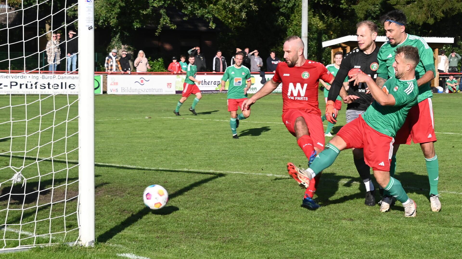 Ein sicheres Tor, könnte man meinen, doch der Schuss von Alexander Ströhla kann in dieser Szene von einem Bassener Spieler tatsächlich noch der Linie gekratzt werden.