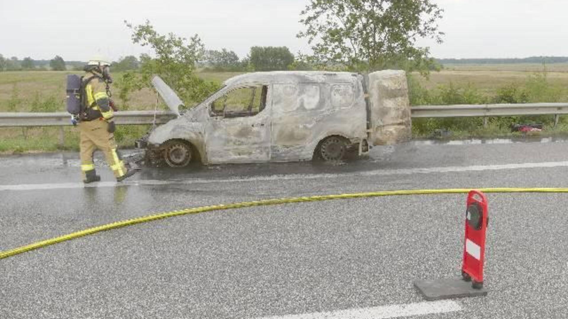 Ein technischer Defekt soll Ursache für den Brand eines Autos auf der Autobahn gewesen sein. 