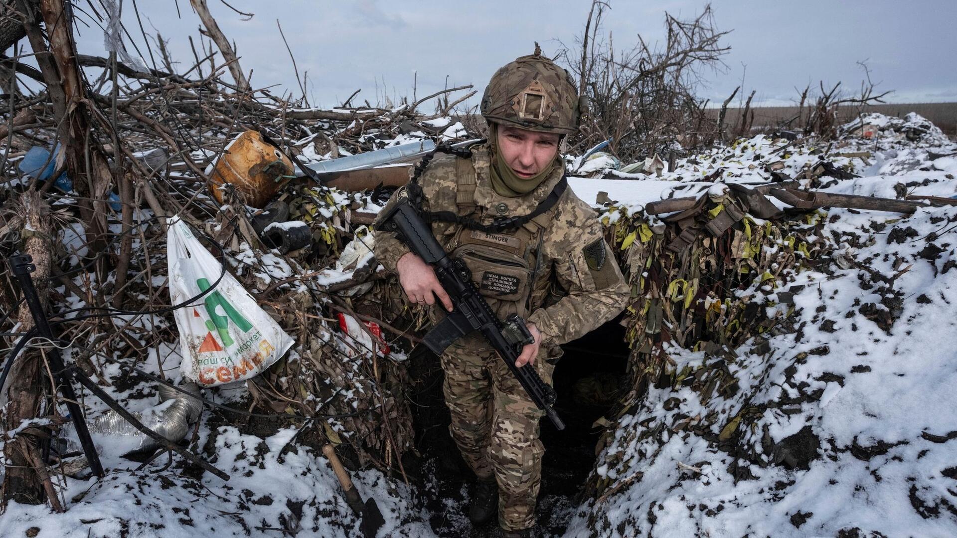 Ein ukrainischer Soldat nimmt seine Position an der Frontlinie bei Klischtschiwka ein. Fast zwei Jahre verteidigt die Ukraine nun schon ihr Land.