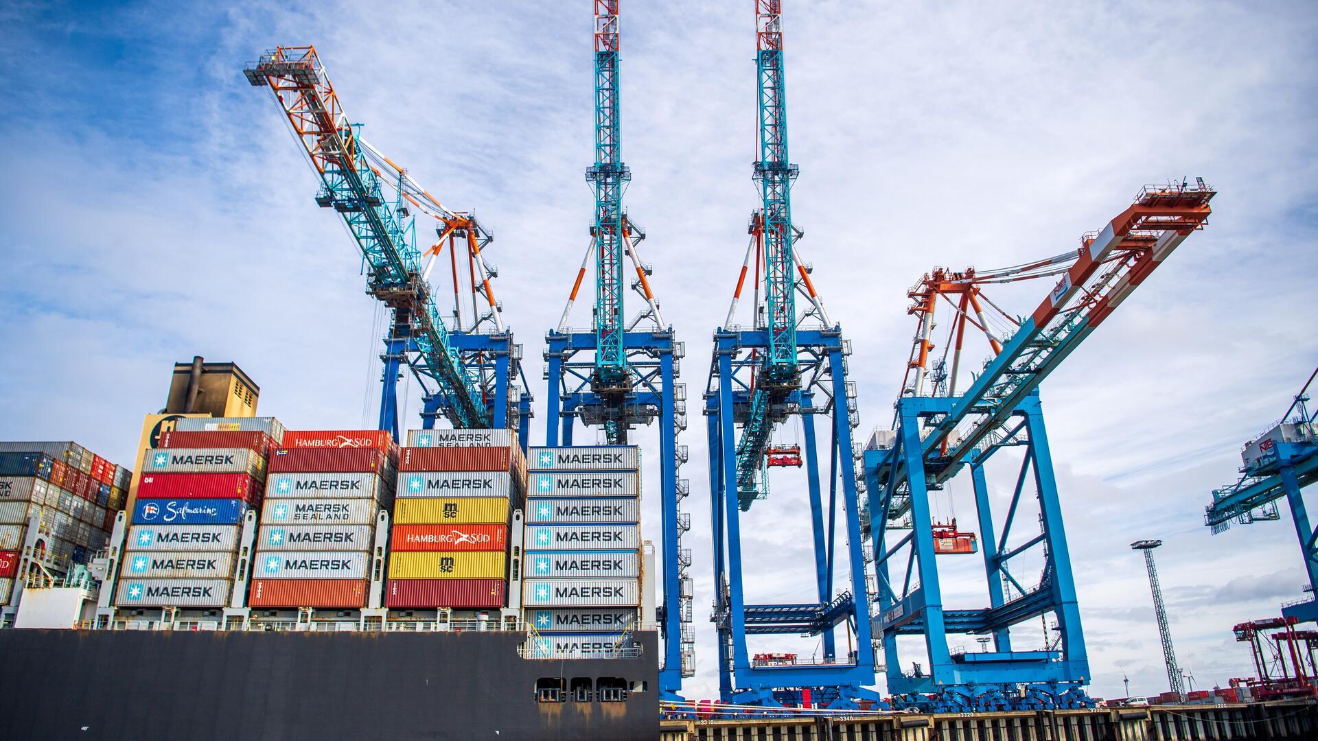 Ein Schiff liegt im Containerhafen.