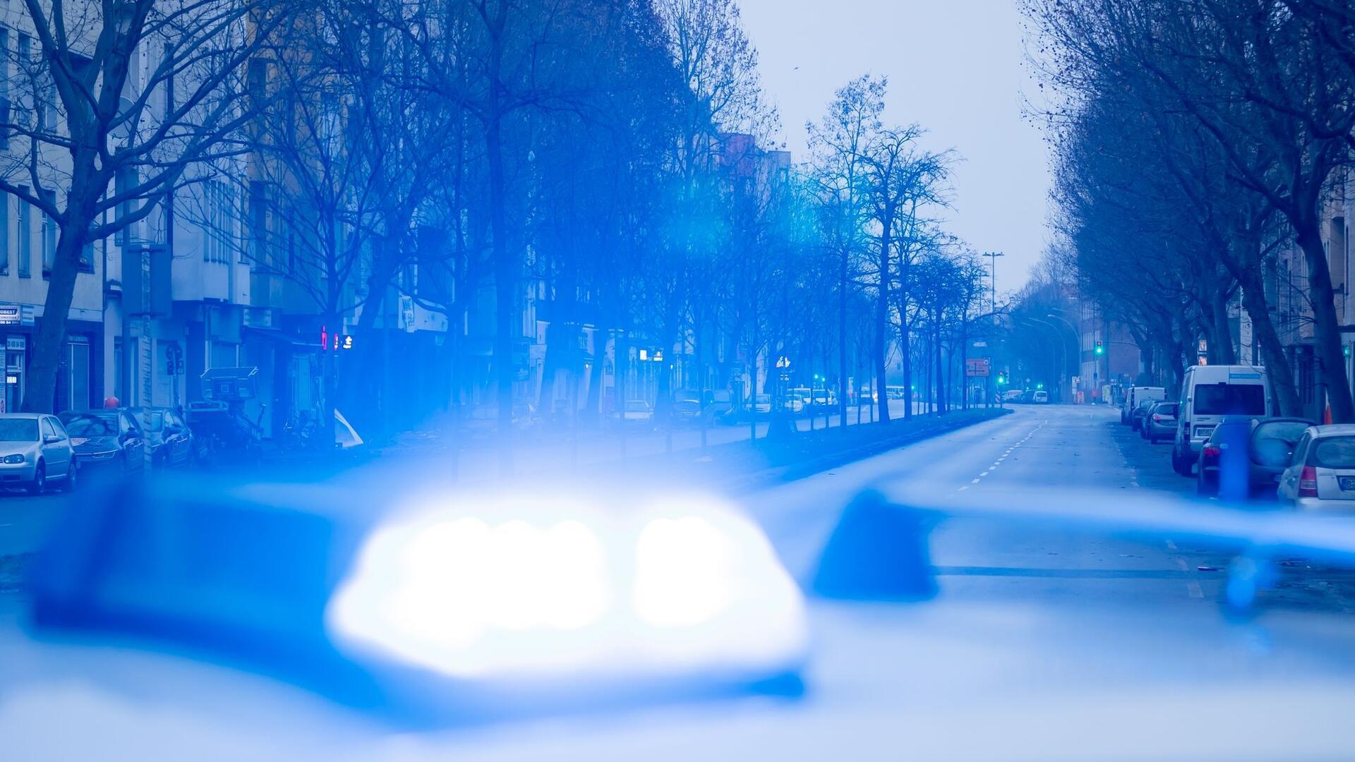 Ein Blaulicht leuchtet auf dem Dach eines Streifenwagens der Polizei.