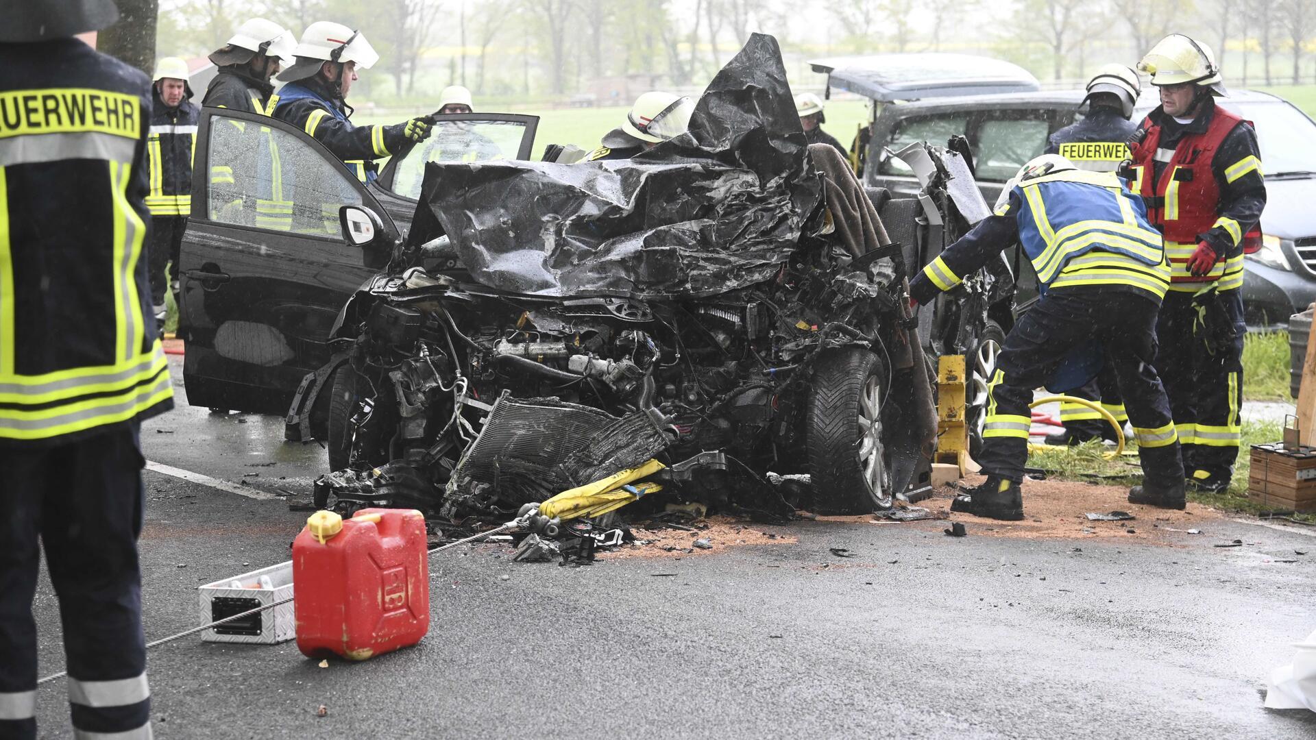 Eine Autofahrerin aus dem Landkreis Cuxhaven stieß gestern bei Volkmarst frontal mit einem Lkw zusammen. Für die Frau kam jede Hilfe zu spät. 30 Feuerwehrleute waren im Einsatz, um die Verunglückte zu bergen.