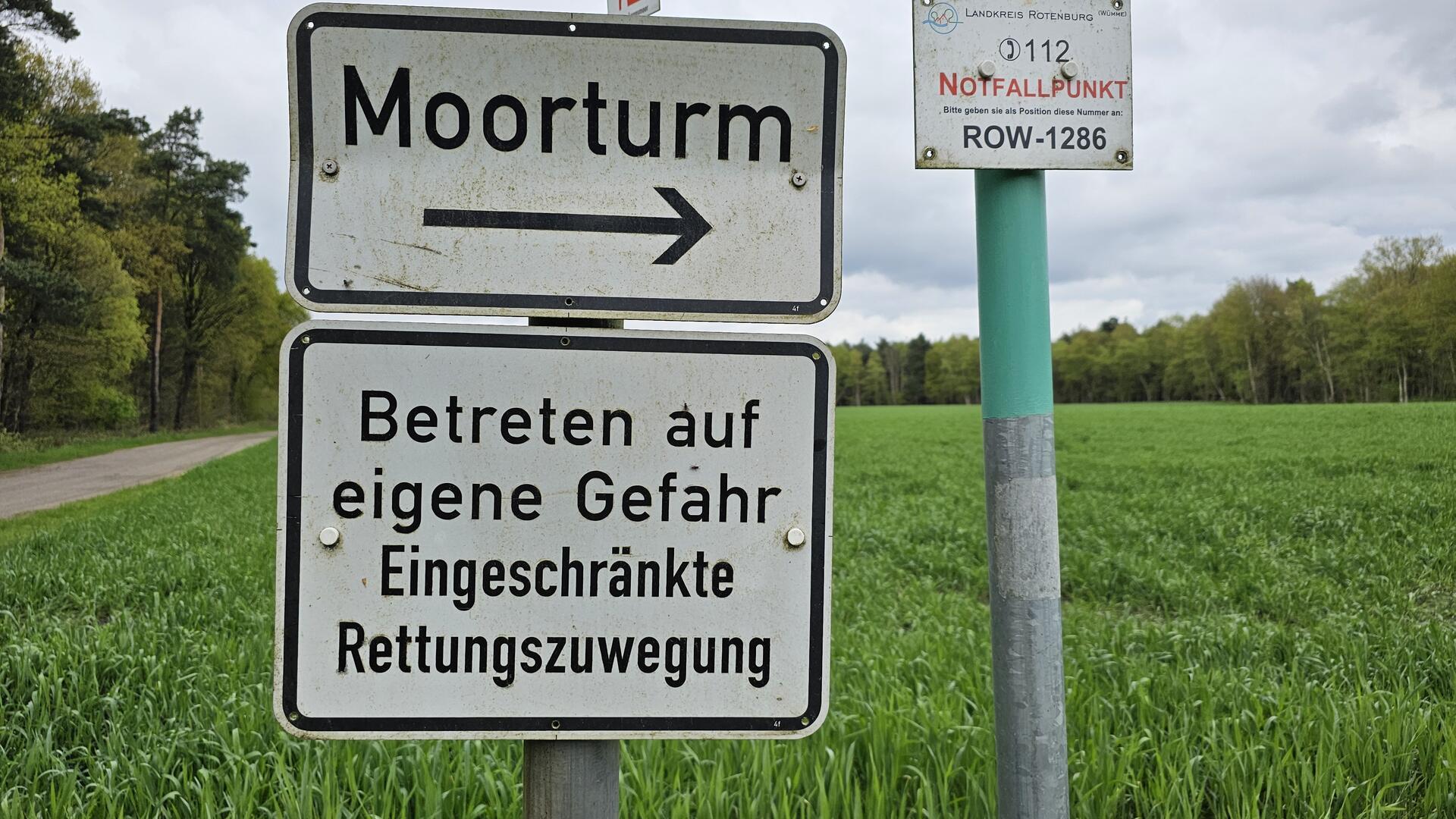 Eine Besucherin des Moorturmes war auf einer höheren Plattform des Turmes gestürzt und aufgrund ihrer Verletzungen nicht in der Lage, den Turm eigenständig zu verlassen. Die Feuerwehr setzte eine Schleifkorbtrage ein. Dies ermöglicht einen Transport, der das Verletzungsrisiko minimiert und gleichzeitig den Rettungskräften ein effizientes Arbeiten erlaubt.