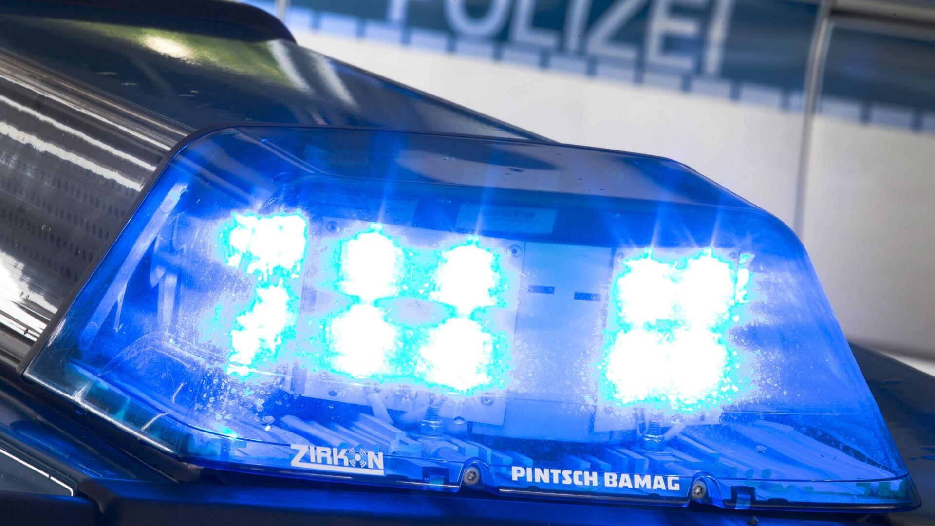 Eine Blaulicht leuchtet auf dem Dach eines Polizeiwagens.