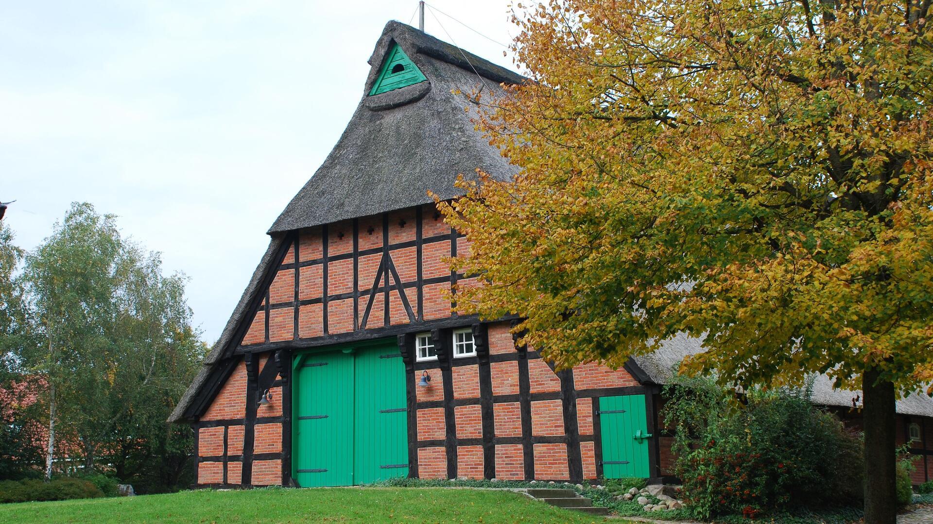 Eine Ermäßigung bei der Miete für das schmucke Oldenburger Haus in Altluneberg für Ehrenamtliche? Schiffdorfs Bürgermeister Henrik Wärner kann sich das gut vorstellen.