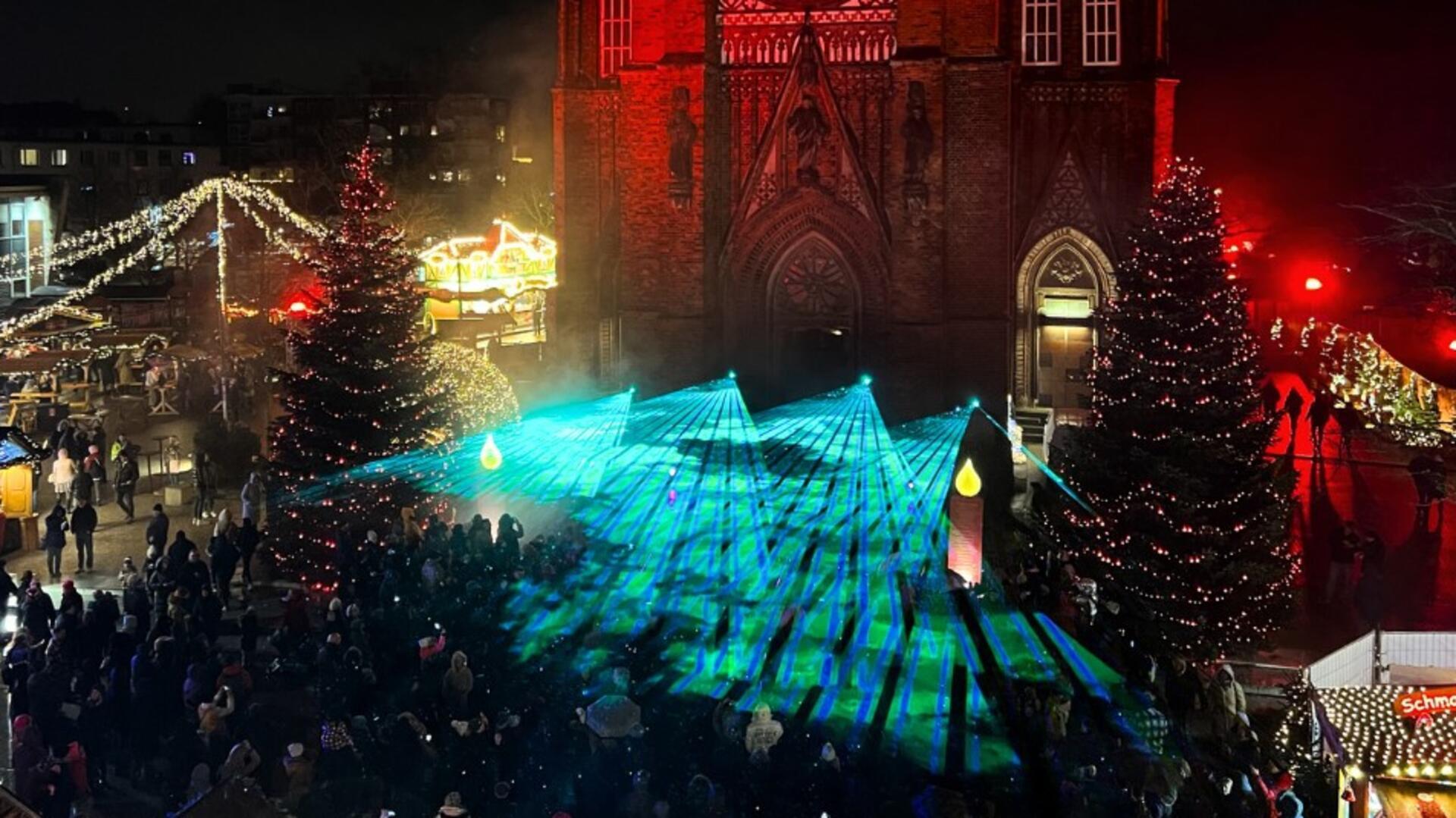 Eine Feuer- und Lasershow beendet das Programm auf dem Weihnachtsmarkt. Geöffnet sind die Stände aber noch bis zum 30. Dezember.