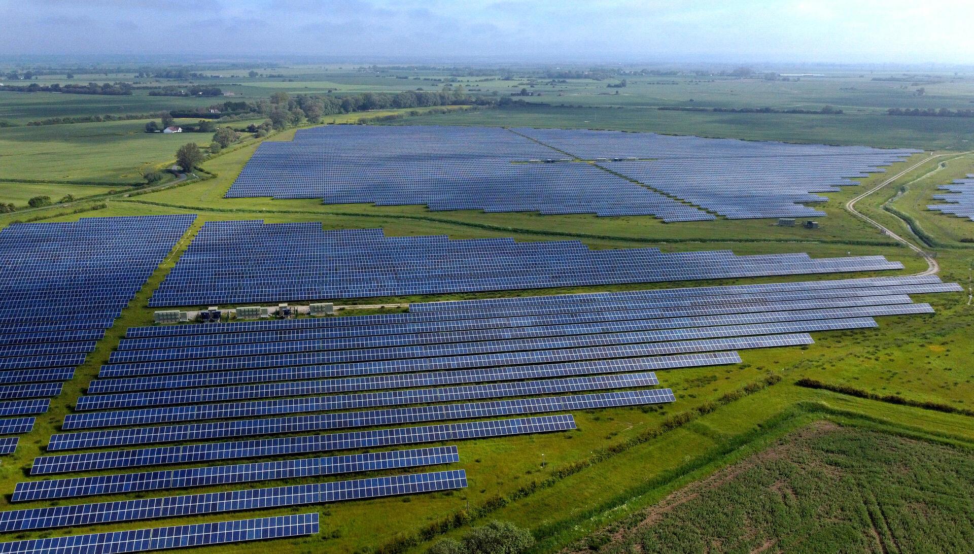 Ein Solarpark von oben.