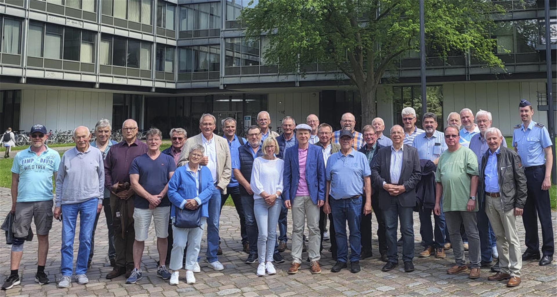 Eine Gruppe der Sektion Elbe-Weser der Gesellschaft für Sicherheitspolitik hat kürzlich eine „Sicherheitspolitische Informationsfahrt“ nach Hamburg unternommen. Dabei stand auch eine Besichtigung der nach Ex-Kanzler Helmut Schmidt benannten Bundeswehr-Universität auf dem Programm.