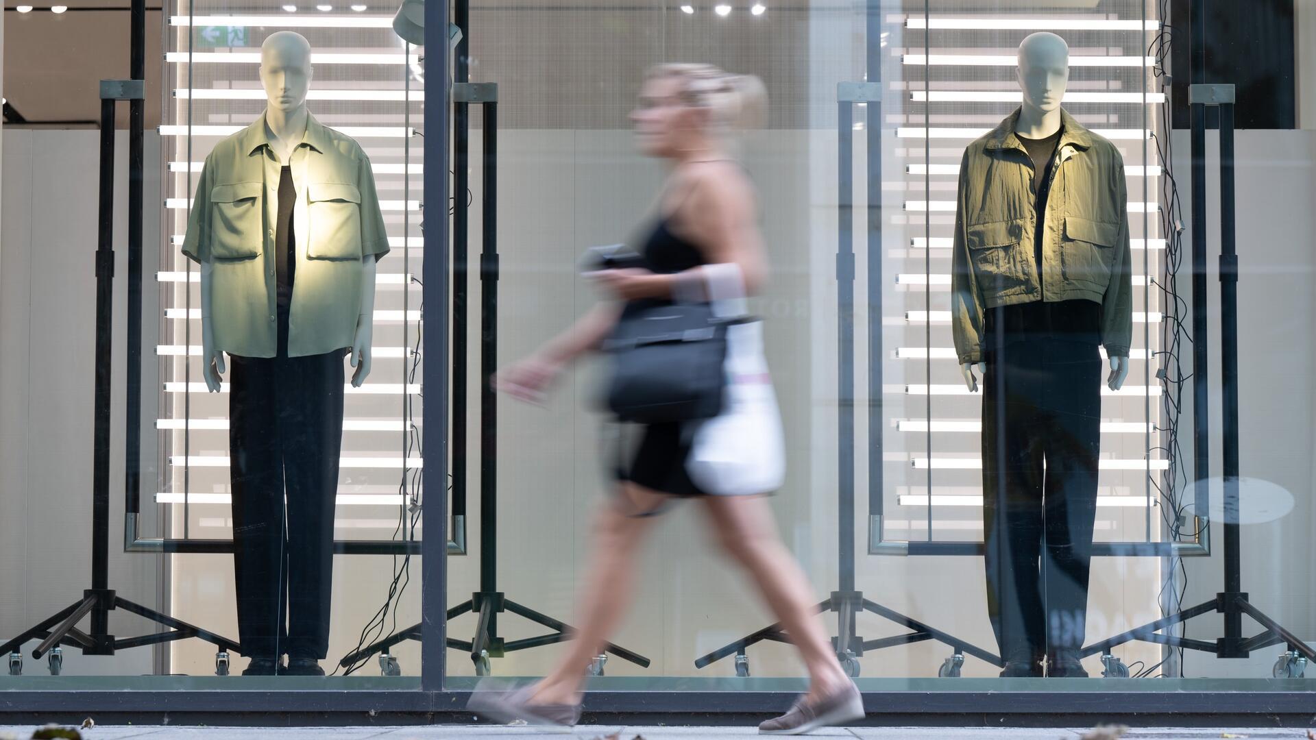 Eine Frau vor einem Schaufenster