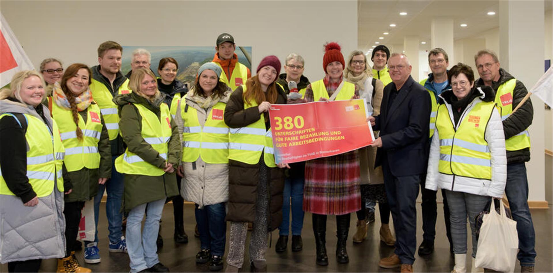 Eine Petition mit 380 Unterschriften haben am Montag Verdi-Vertreter an Bürgermeister Torsten Neuhoff übergeben.