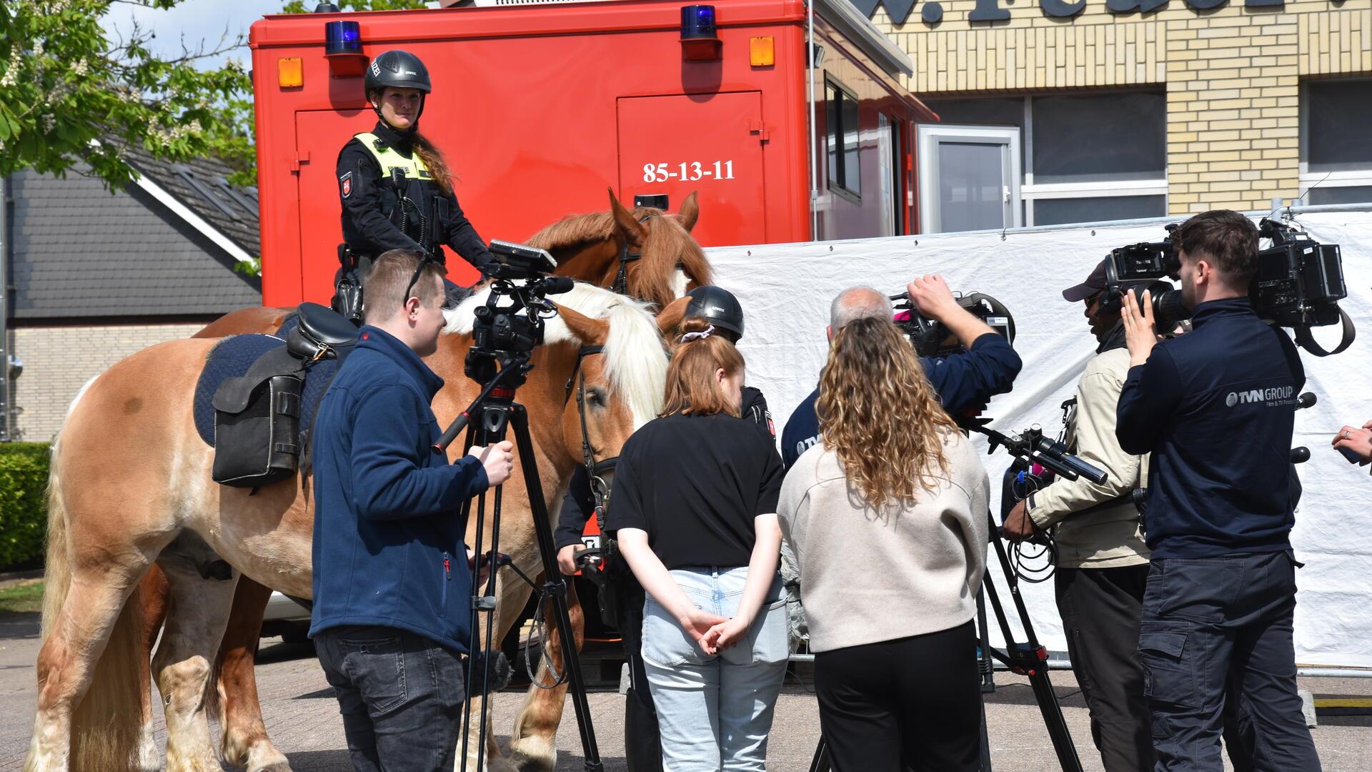 Eine Pferdestaffel der Polizei hilft bei der Suche nach Arian. 