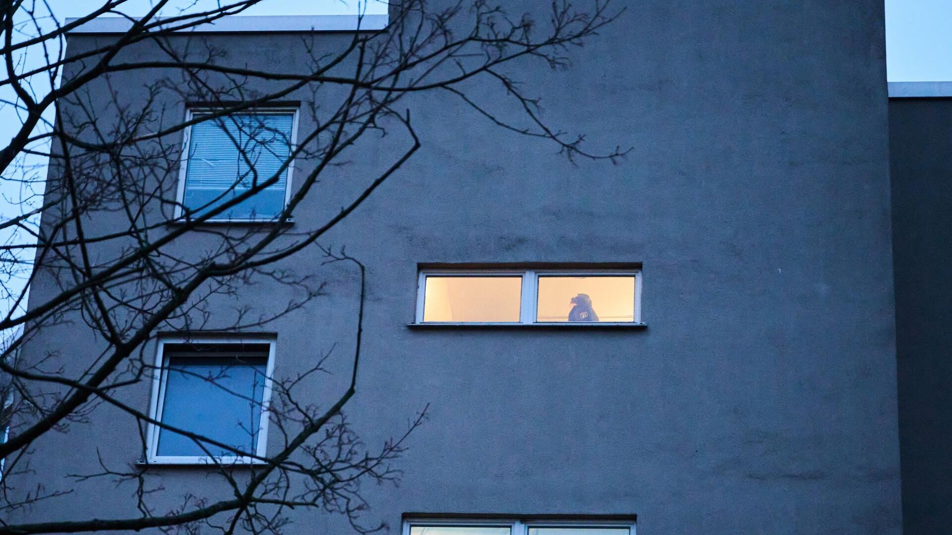 Eine Polizistin steht in der Wohnung, in der Daniela Klette gelebt haben soll.