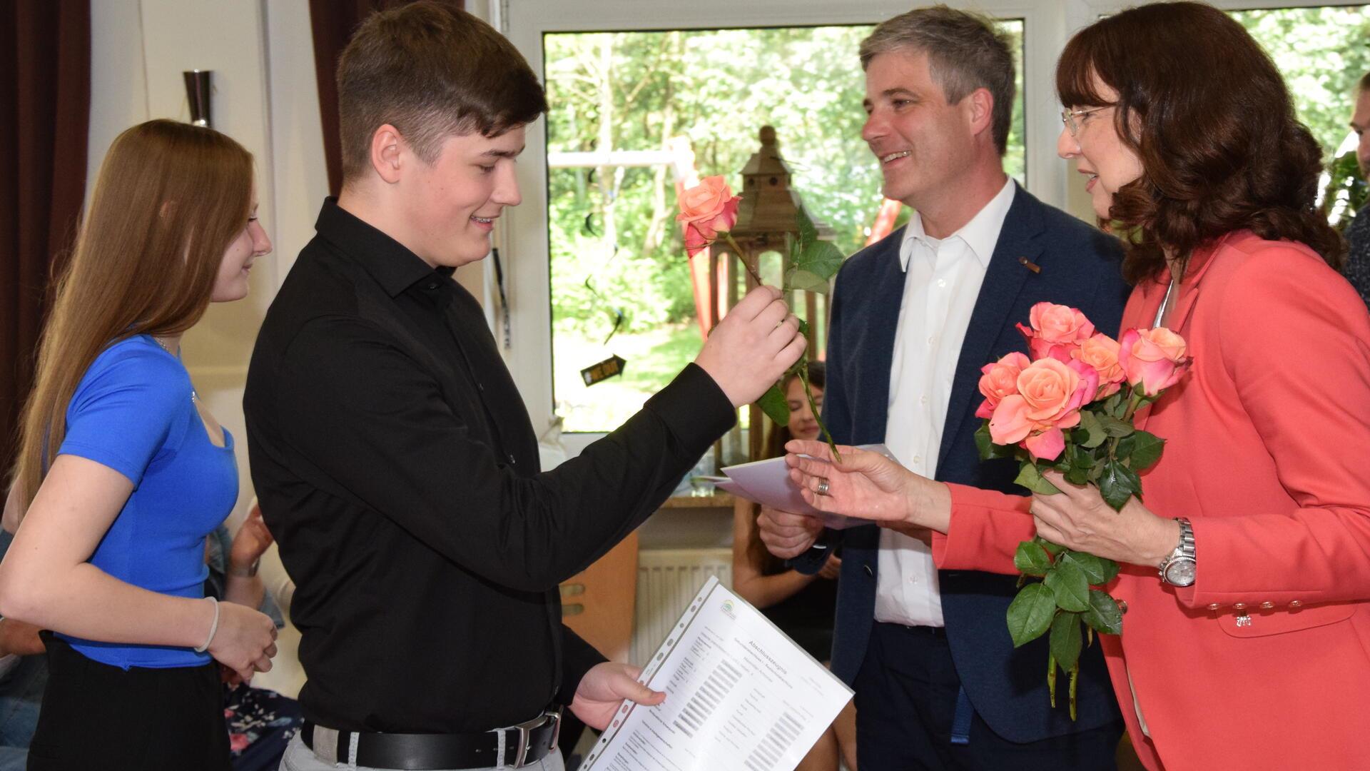 Eine Rose und das Zeugnis gibt es zum Abschied für die abgehenden Schüler.