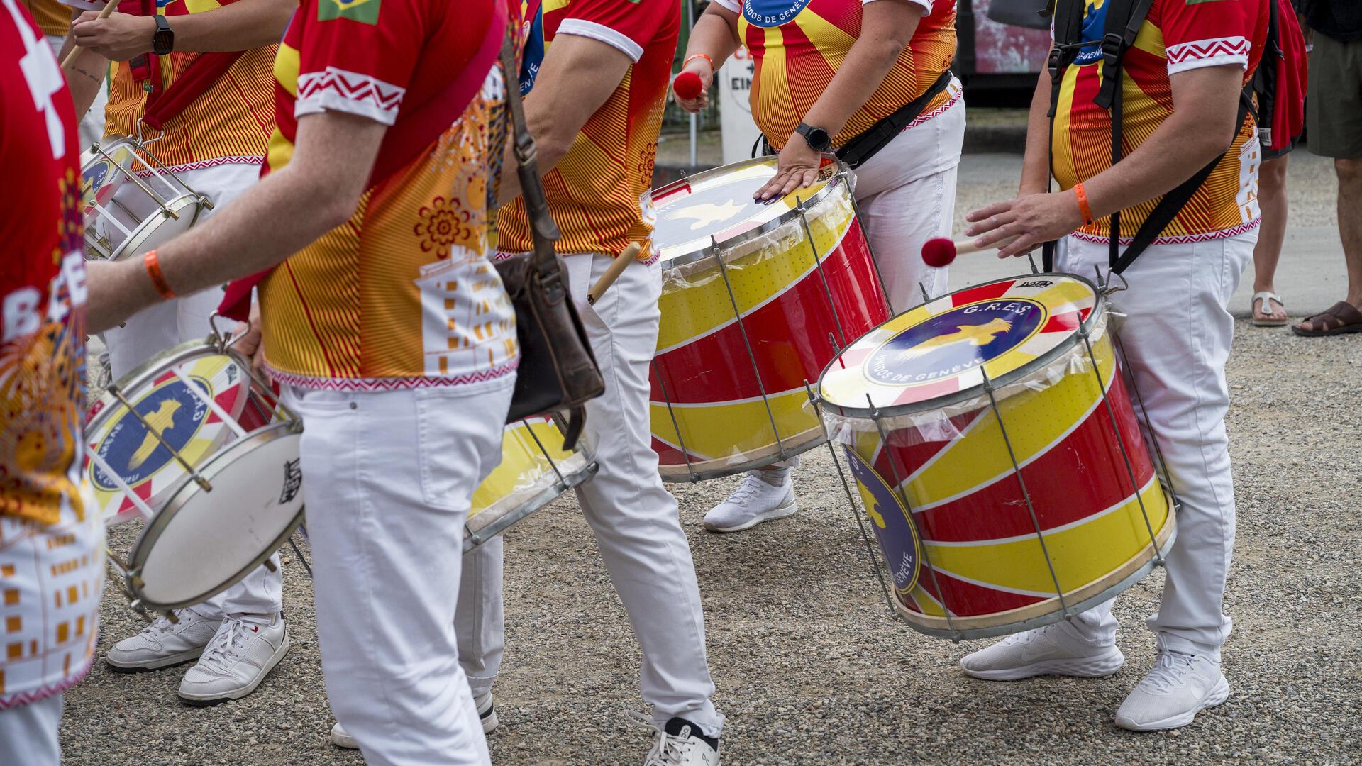 Eine Samba-Gruppe spielt bei einer Parade.