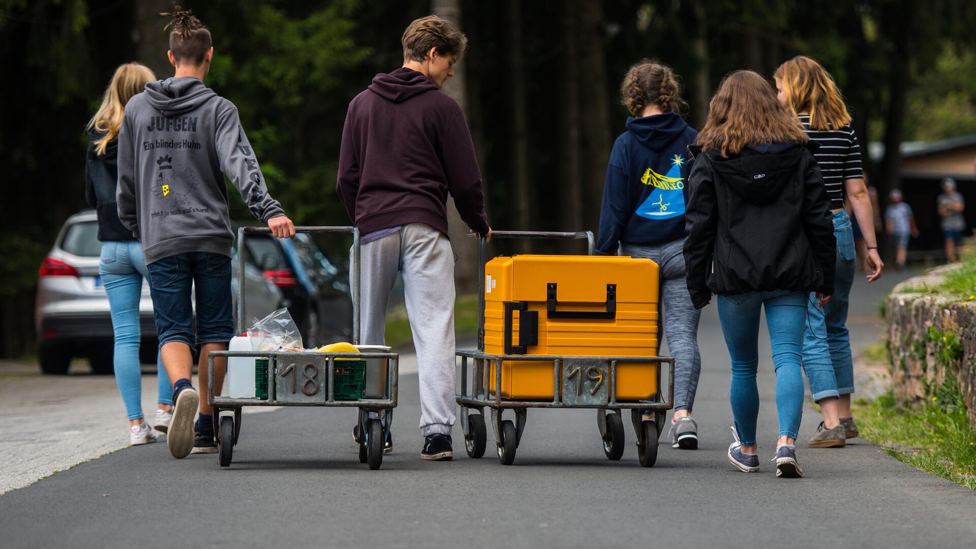 Eine Schülergruppe auf Klassenfahrt: Die Organisation der Reisen soll in Niedersachsen für Lehrer einfacher werden.