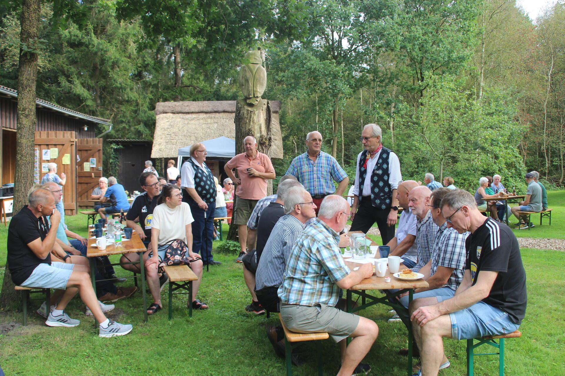 Eine Sportgruppe aus Bevern nutzte den Tag des offenen Denkmals für eine Fahrradtour zum geschichtsträchtigen Historischen Moorhof.