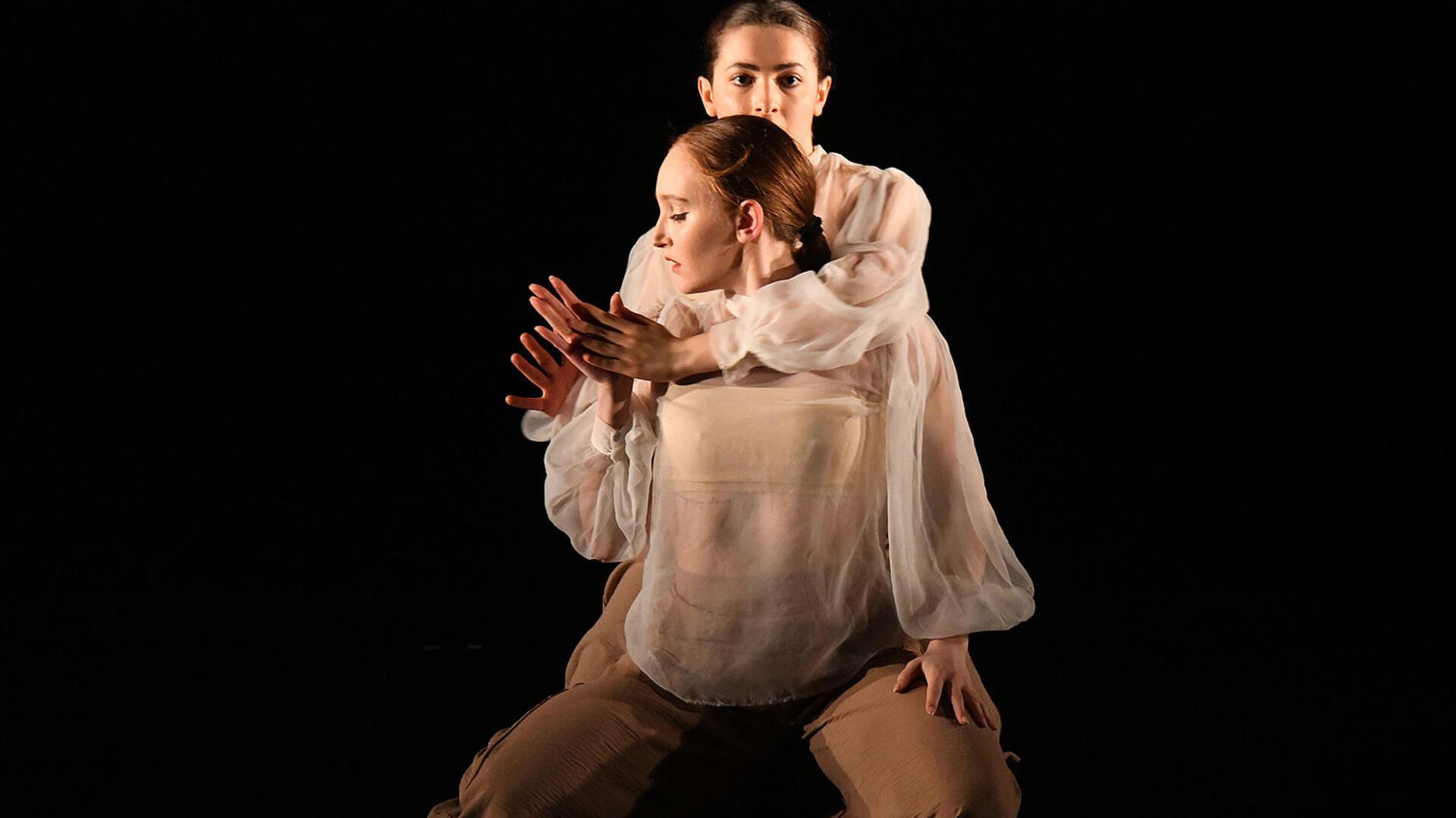 Eine Szene aus der Produktion "Junge Choreografien" im Theater im Fischereihafen.