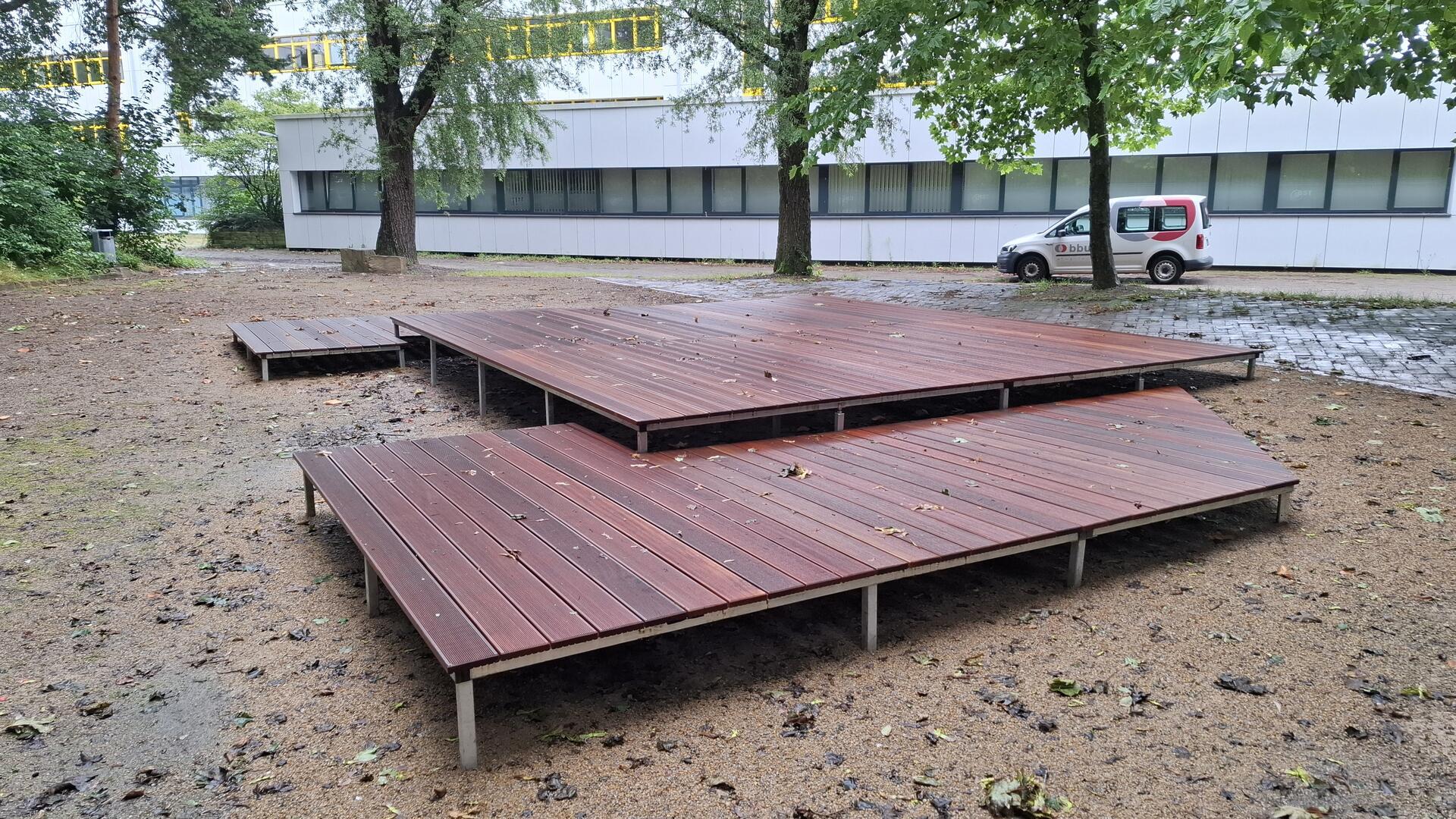 Eine dreiteilige Bühnenkonstruktion aus Bangkirai Terrassendielen auf einer Stahlunterkonstruktion steht jetzt auf dem Pausenhof der Carl von Ossietzky Oberschule.