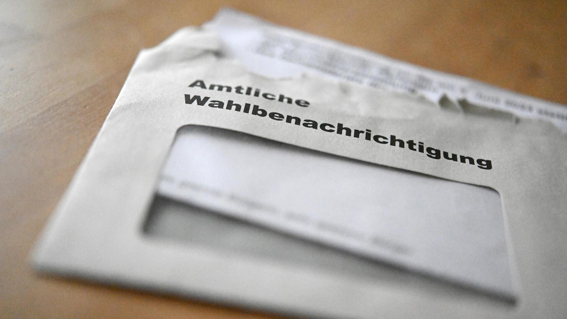 Eine geöffnete amtliche Wahlbenachrichtigung liegt auf einem Tisch. Am 9. Juni 2024 findet in Deutschland die Europawahl statt. Im Landkreis Rotenburg sind mehr als 130.000 Personen wahlberechtigt.