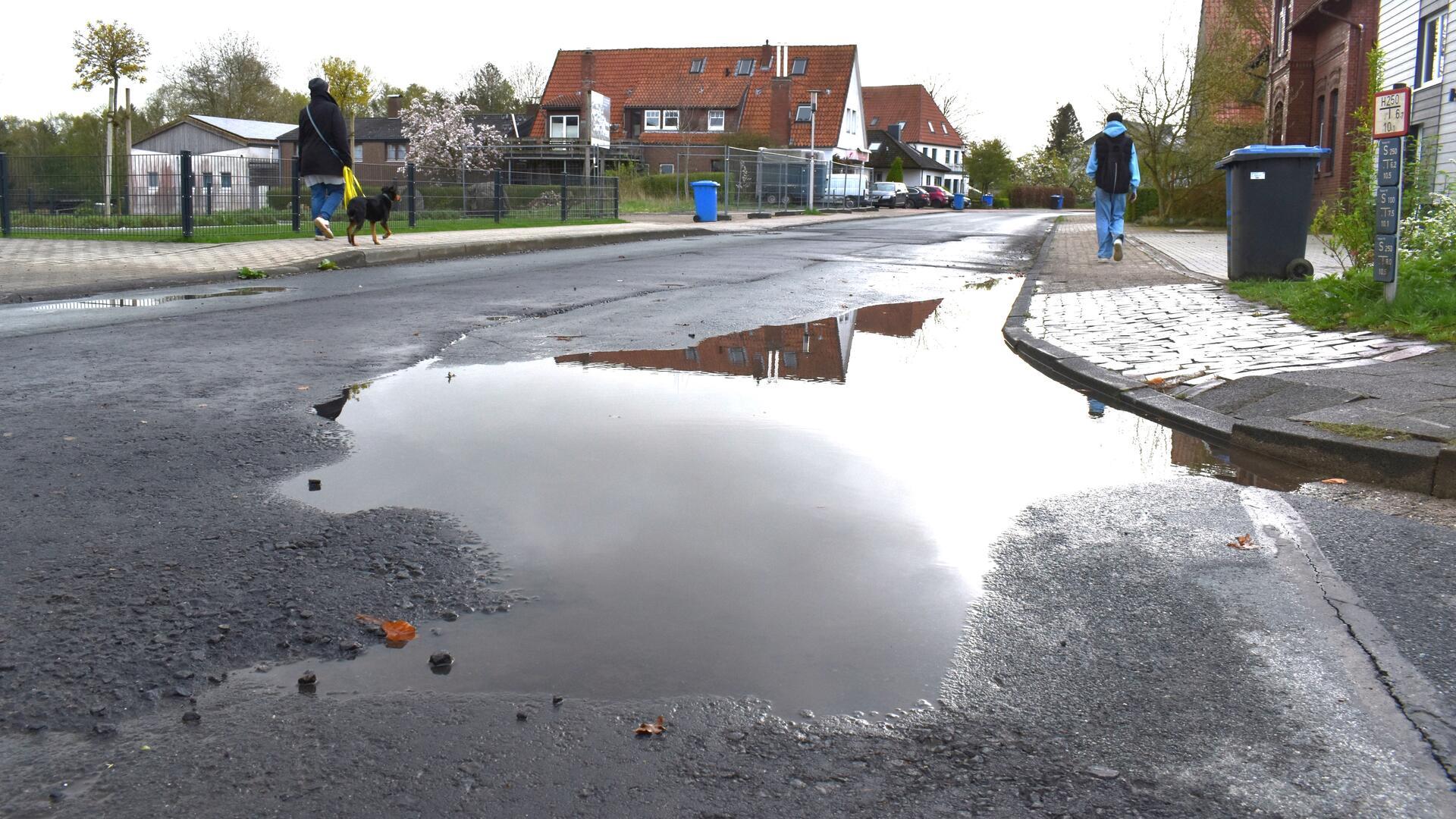 Große Pfützen auf der Bahnhofstraße