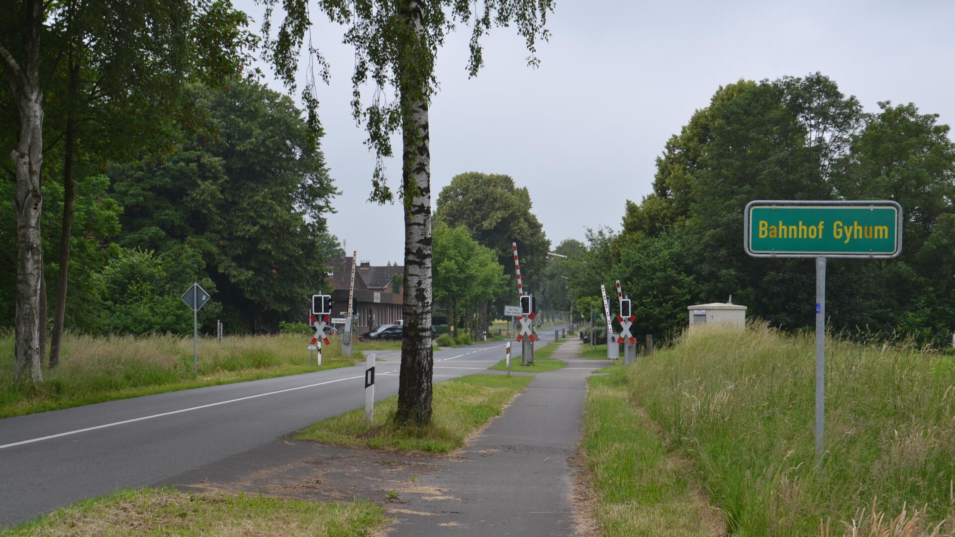 Eine lange Gerade auf dem Weg nach Gyhum mit Bahnübergang