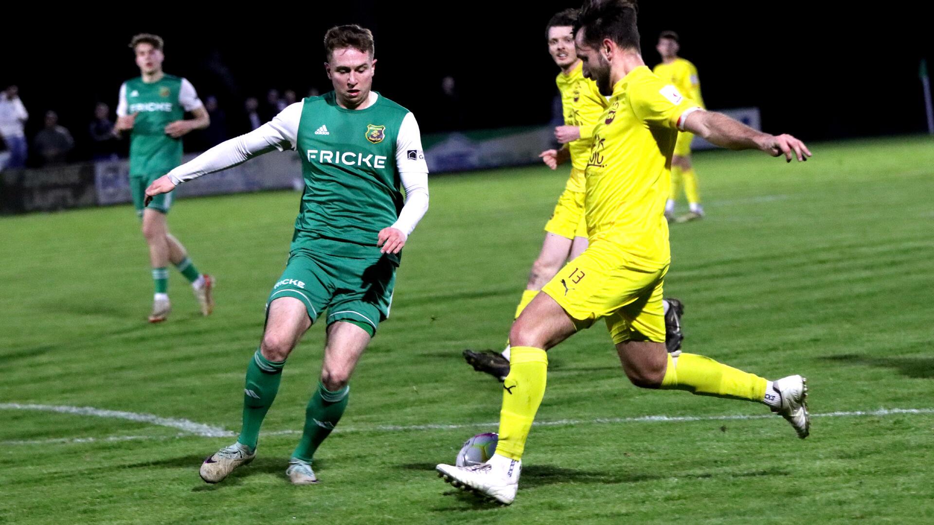 Fußballer im Zweikampf im Heeslinger Waldstadion