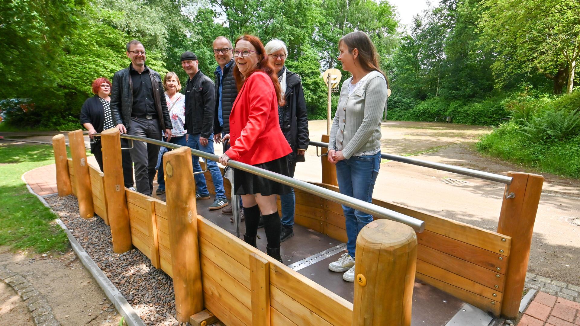 Menschen auf einer Brücke. 