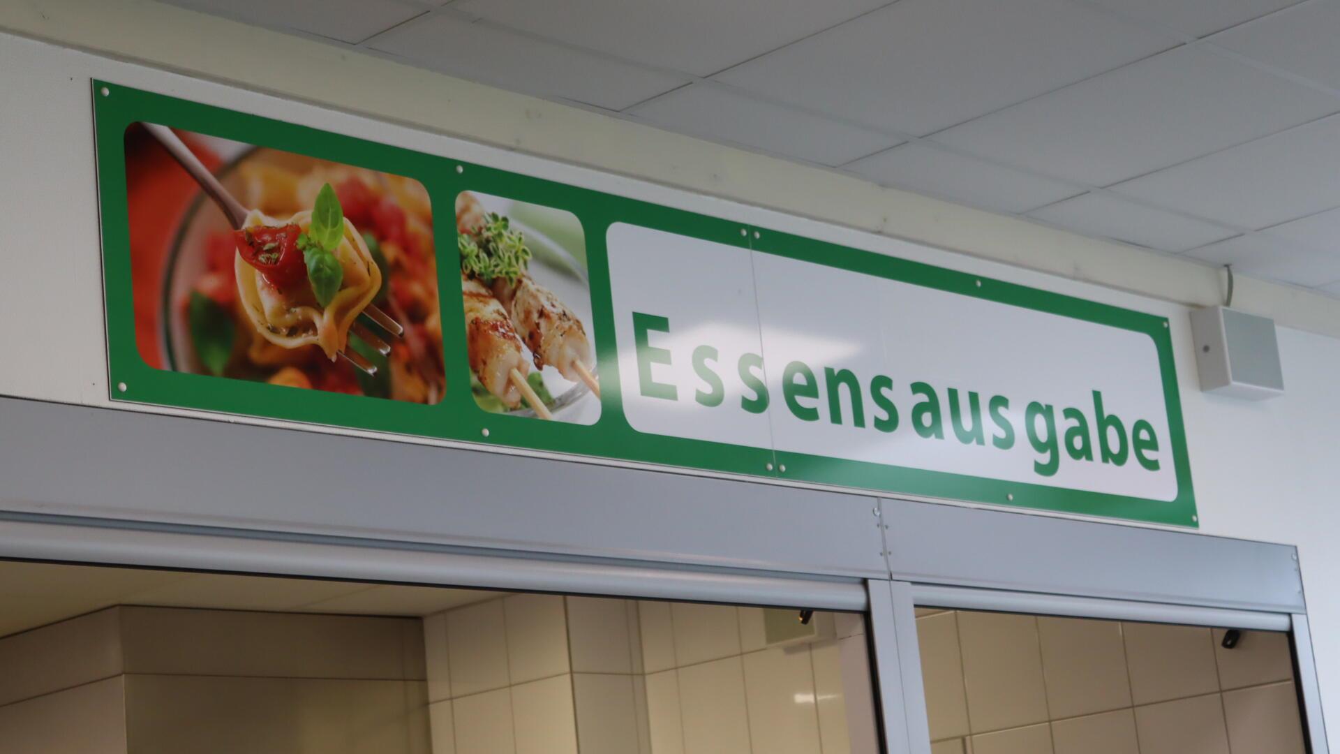 Ein Schild hängt über der Essensausgabe