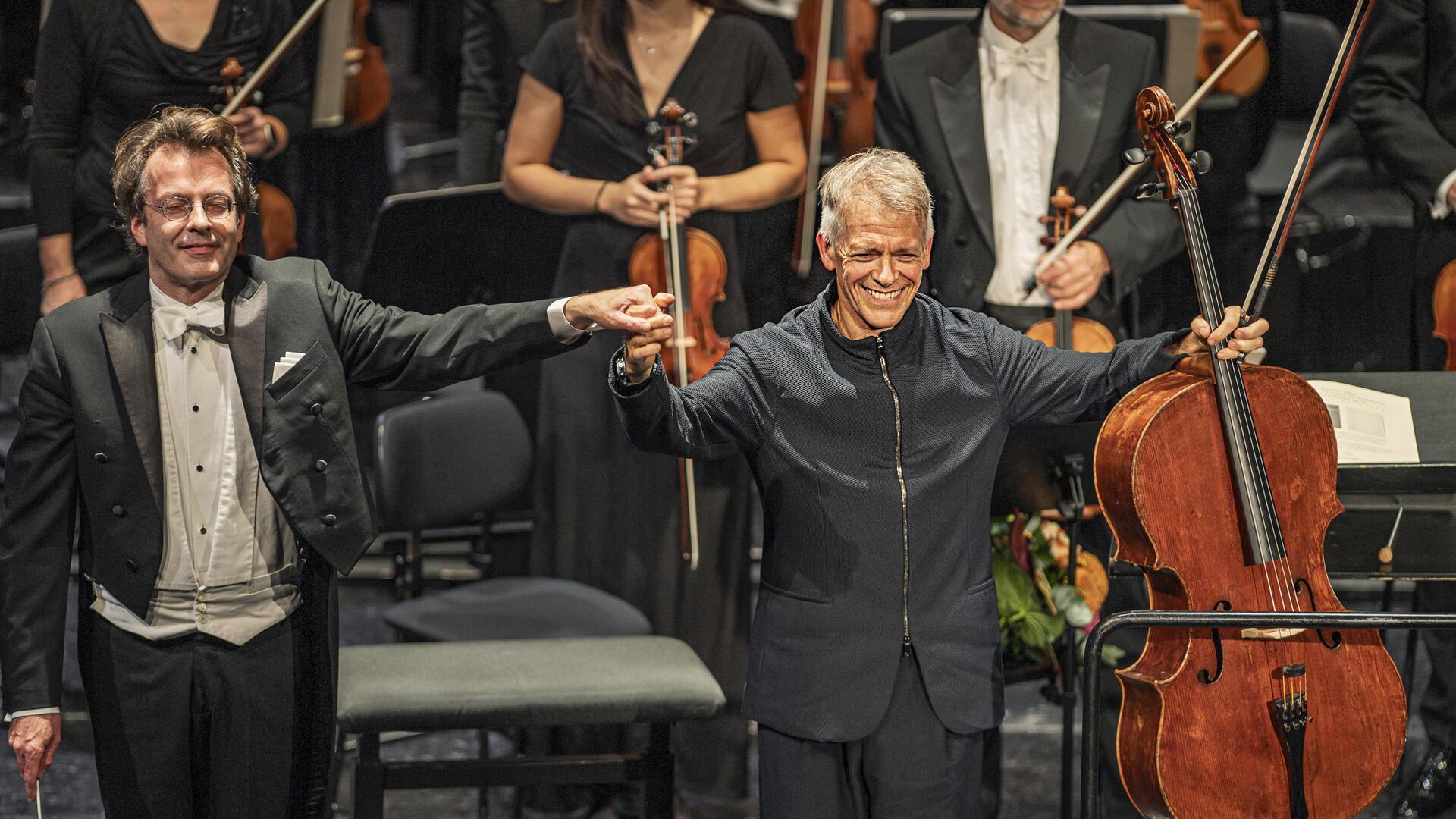 Einer der bekanntesten Solo-Cellisten unserer Zeit: Alban Gerhardt. Er trat mit dem Sinfonieorchester unter der Leitung von Generalmusikdirektor Marc Niemann im Stadttheater Bremerhaven auf.