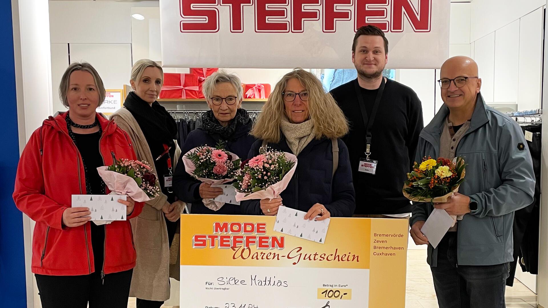 Einkäufer der Herren Young Fashion, Marcel Stelke (Zweiter von rechts), und Jasmin Brandt, Modeberaterin aus der Herrenabteilung (Zweite von links), überreichten den glücklichen Gewinnern ihre Preise.