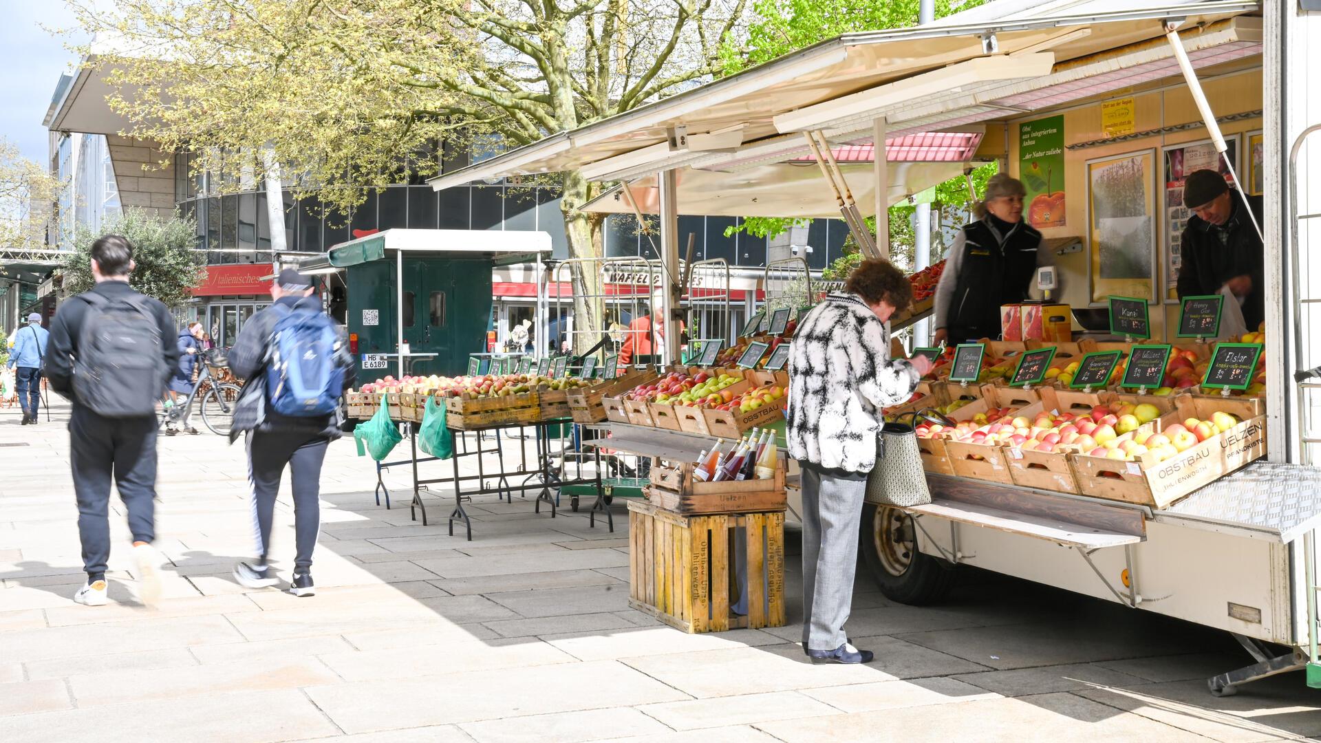 Einkaufen auf dem Wochenmarkt in der Innenstadt. Das Angebot ist vielen Menschen wichtig.