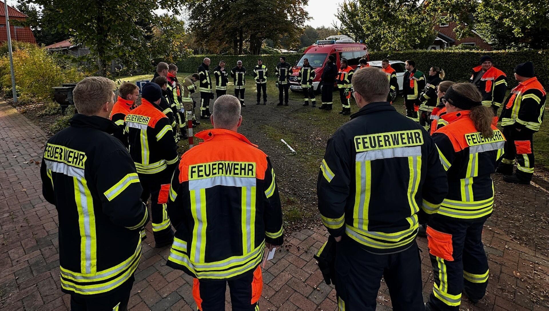 Einsatzbesprechung: Bei der jährlichen Abschlussübung der Stadtjugendfeuerwehr Bremervörde wurde unter realistischen Bedingungen für den Ernstfall geprobt.