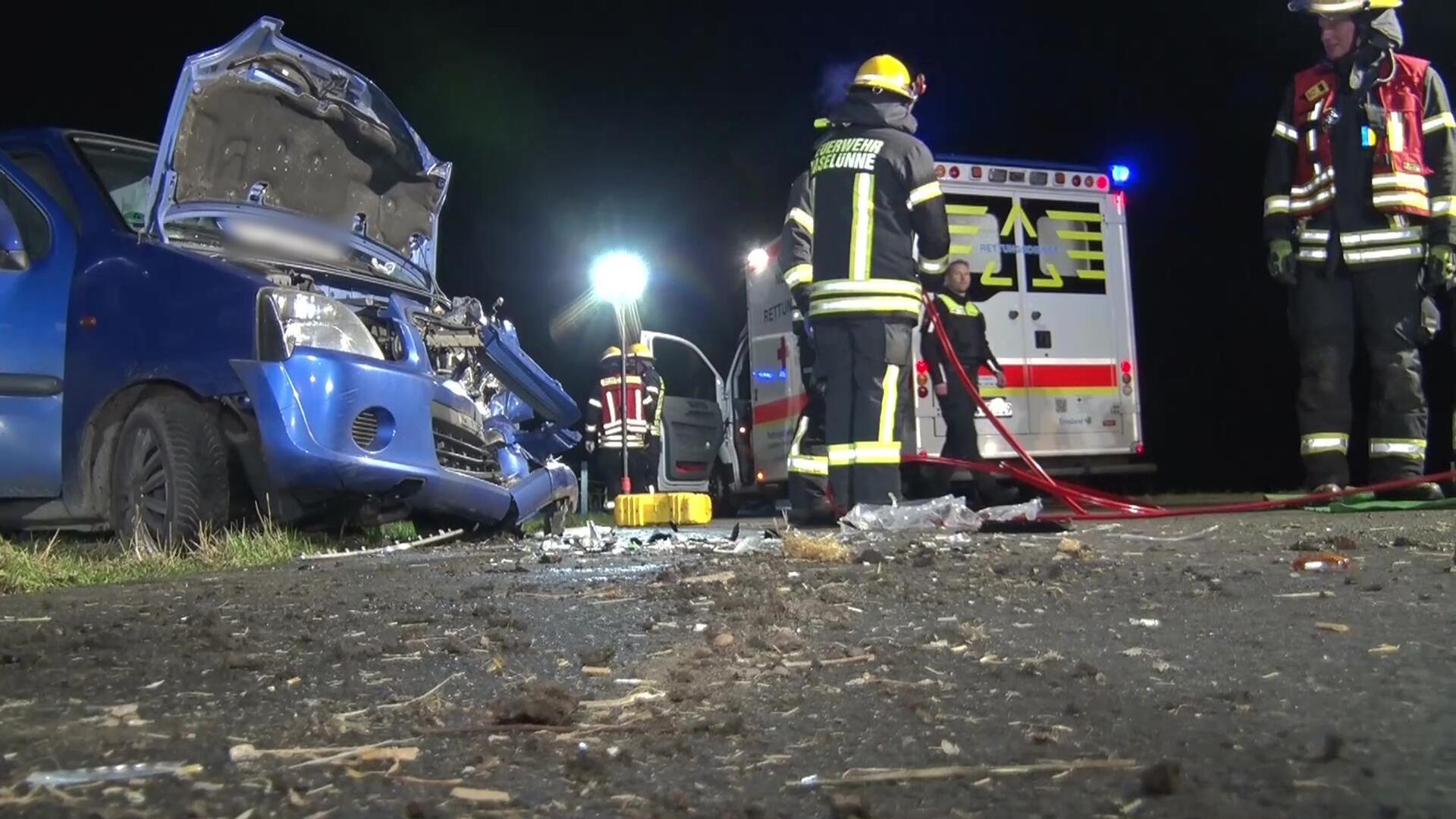 Einsatzkräfte der Feuerwehr sind an einer Unfallstelle im Einsatz.