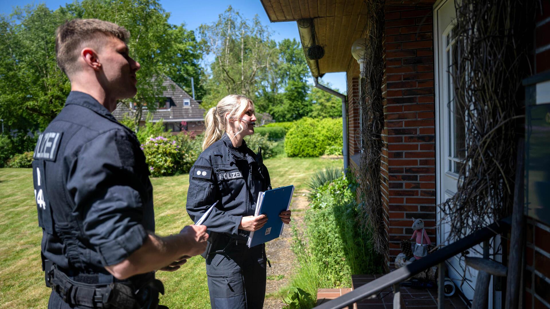 Einsatzkräfte der Polizei führen Anwohnerbefragungen durch. Ziel dieser Maßnahme ist es, mögliche Hinweise bei der Suche nach dem vermissten Arian zu erhalten.