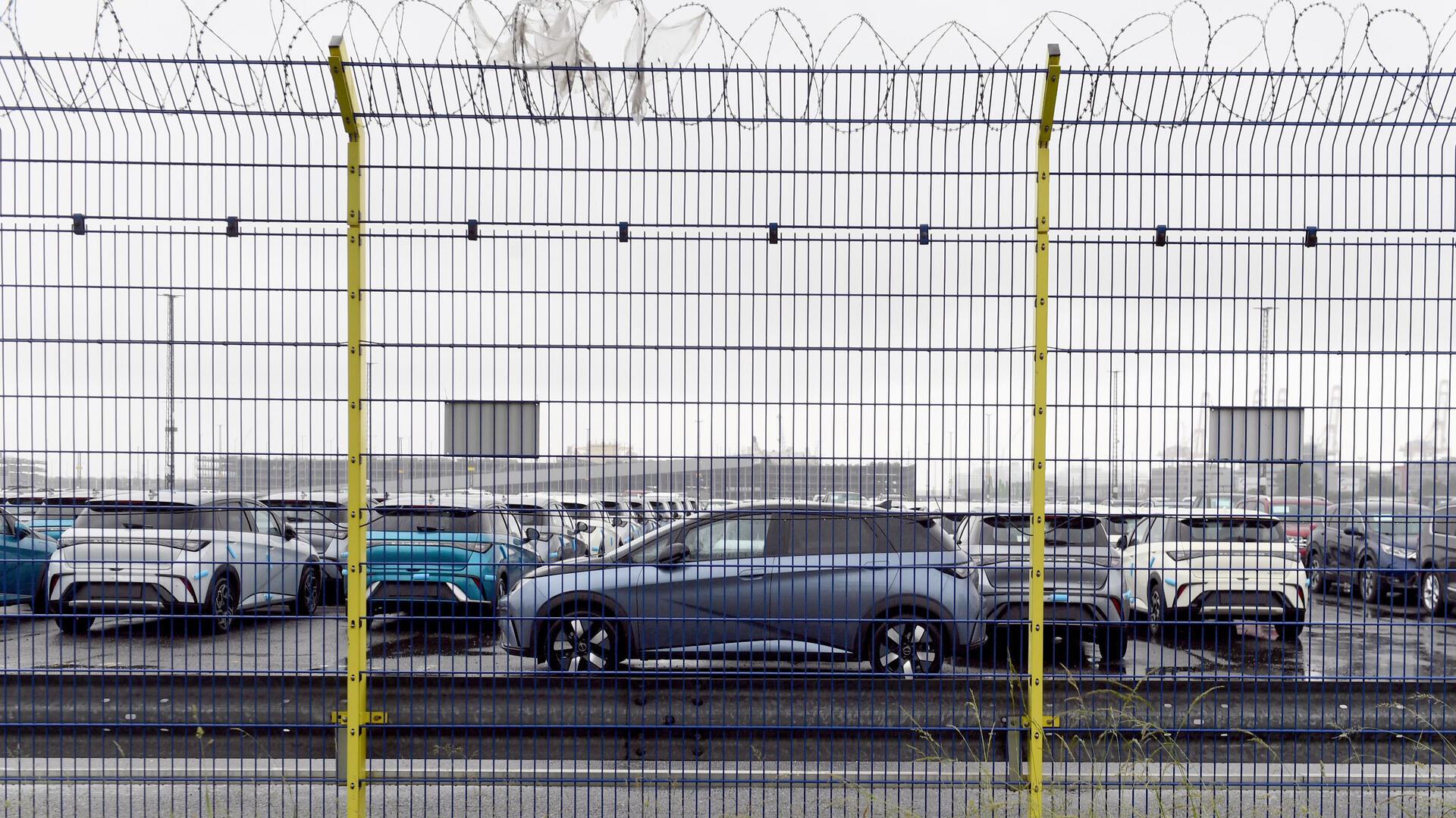 Elektroautos aus chinesischer Produktion hinter Stacheldraht: BYD-Fahrzeuge auf dem Autoterminal.