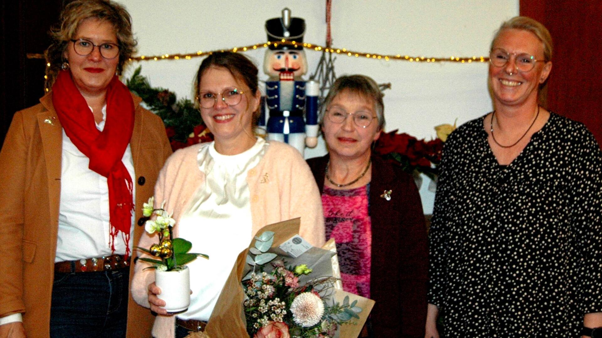 Elisabeth Brunkhorst mit der Geehrten Susanne Detjen, der Kreislandfrau Marita Ropers aus Bevern und Heidi Schnackenberg beim Treffen in Selsingen.