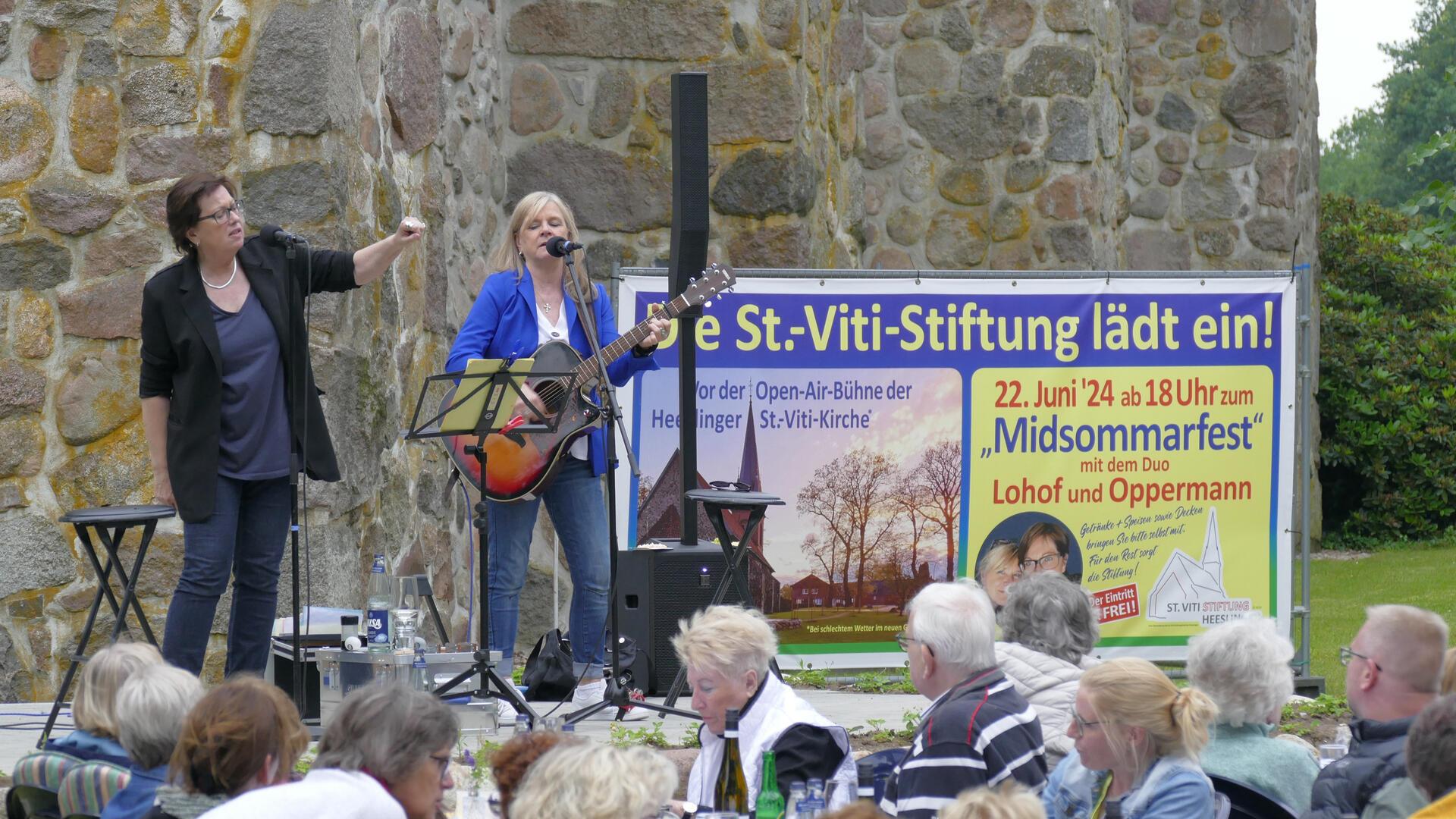 Elke Oppermann und Elisabeth Lohof während ihres Auftritts beim Midsommarfest in Heeslingen. 