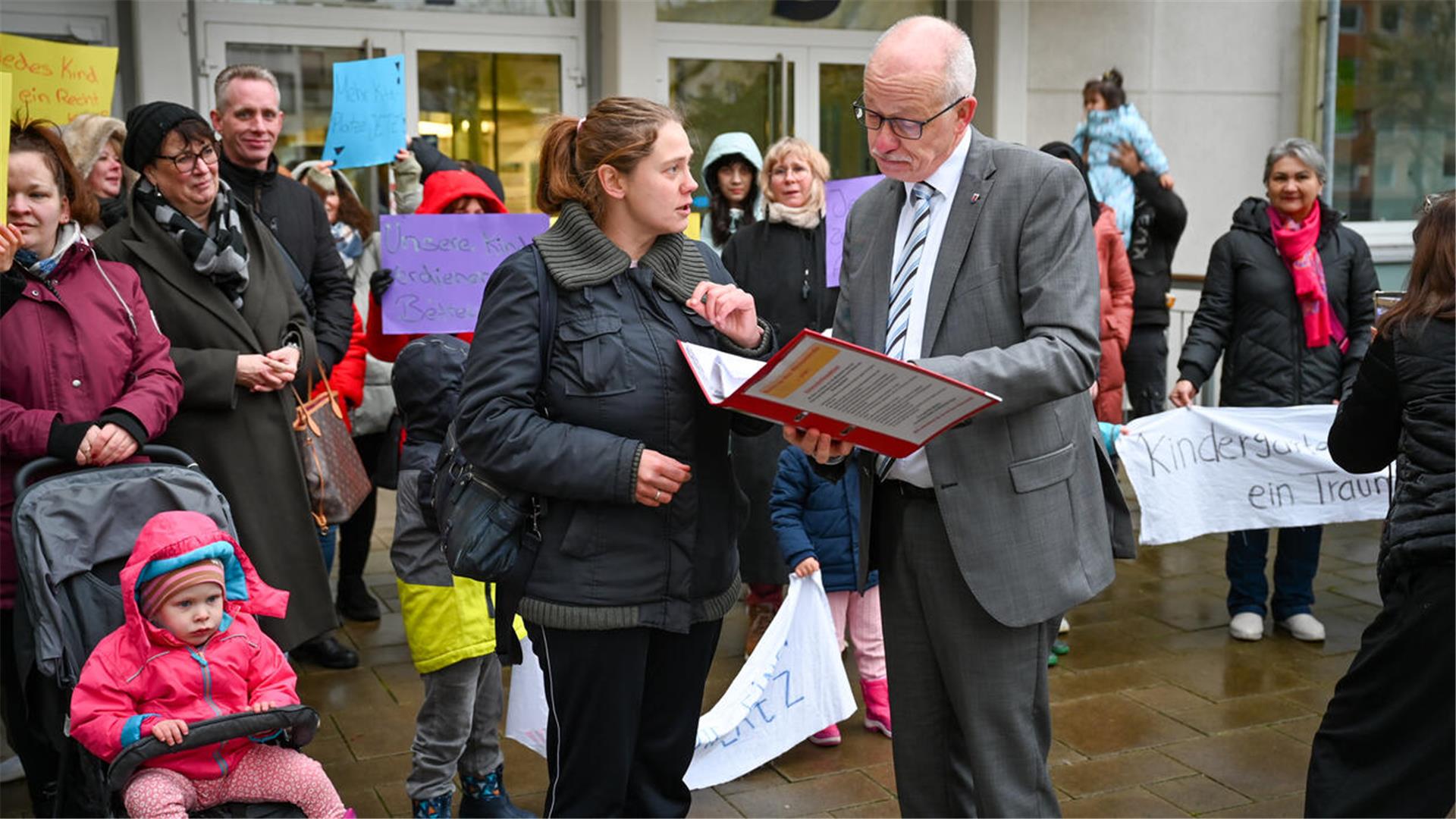 Eltern, Erzieherinnen und Kinder übergeben 599 Unterschriften für eine neue Kita in der Weichselstraße vor der Stadtverordnetenversammlung an Stadtverordnetenvorsteher Torsten von Haaren.